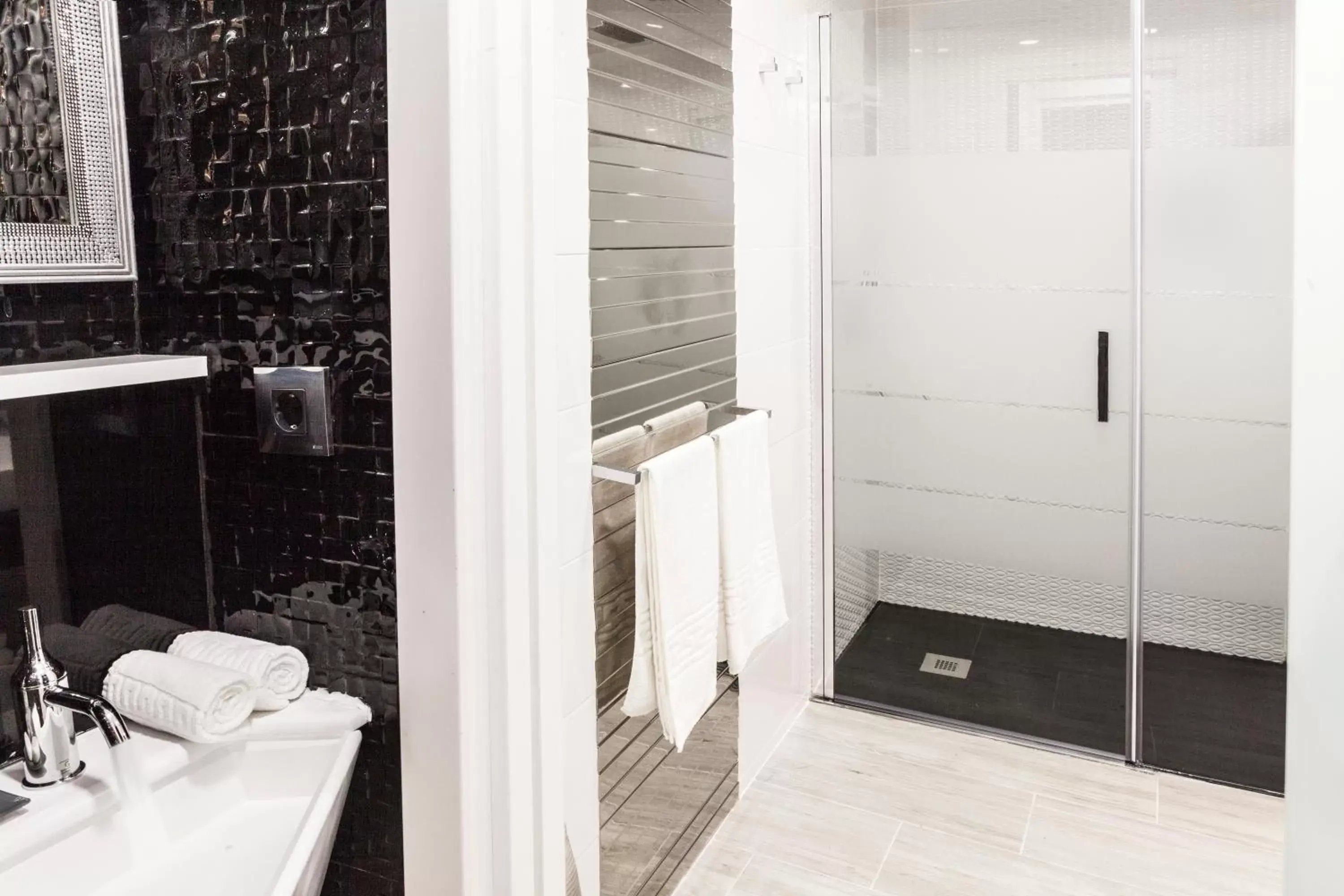 Shower, Bathroom in Wine & Soul Suites