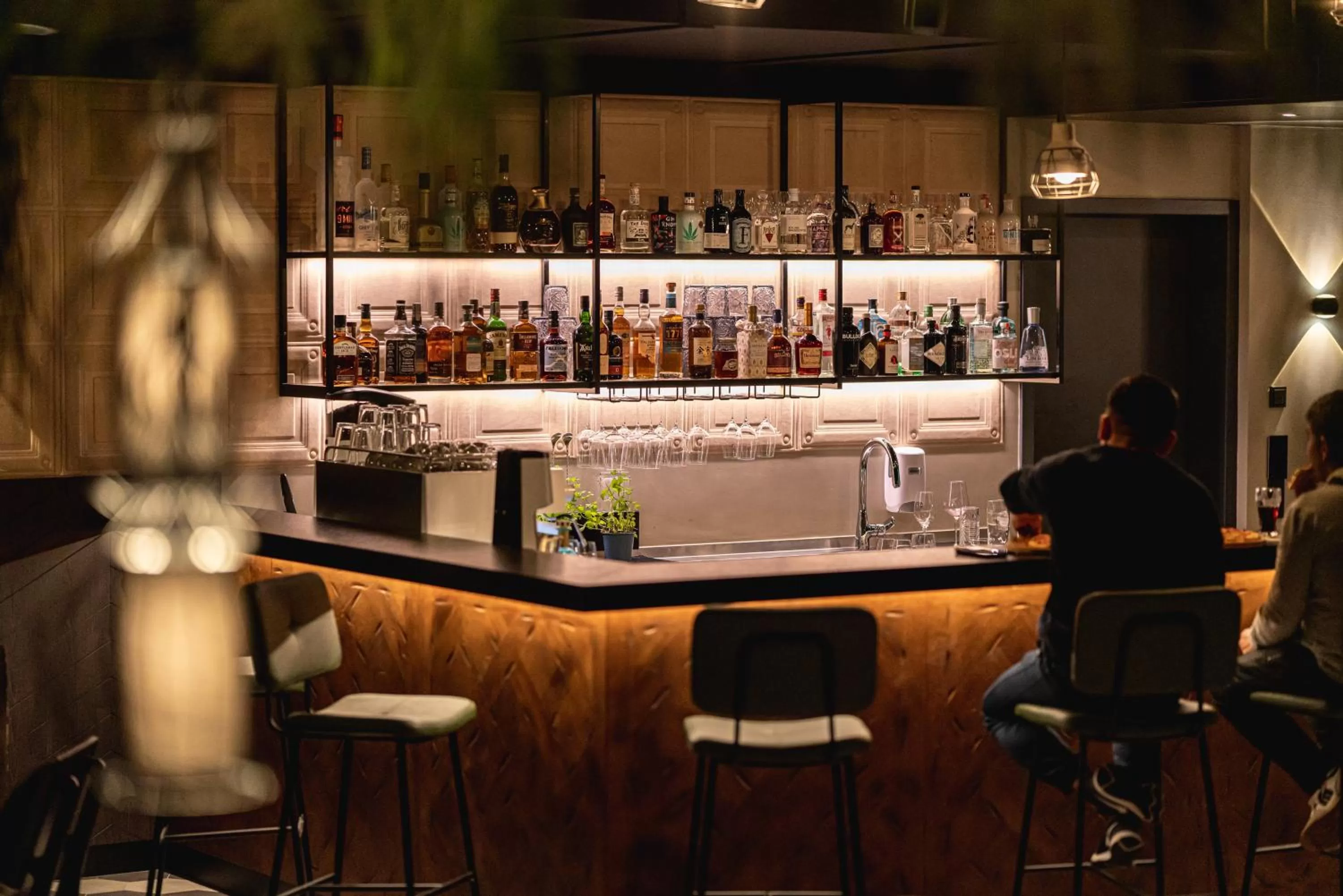 Restaurant/places to eat in FreshSuites & Bar