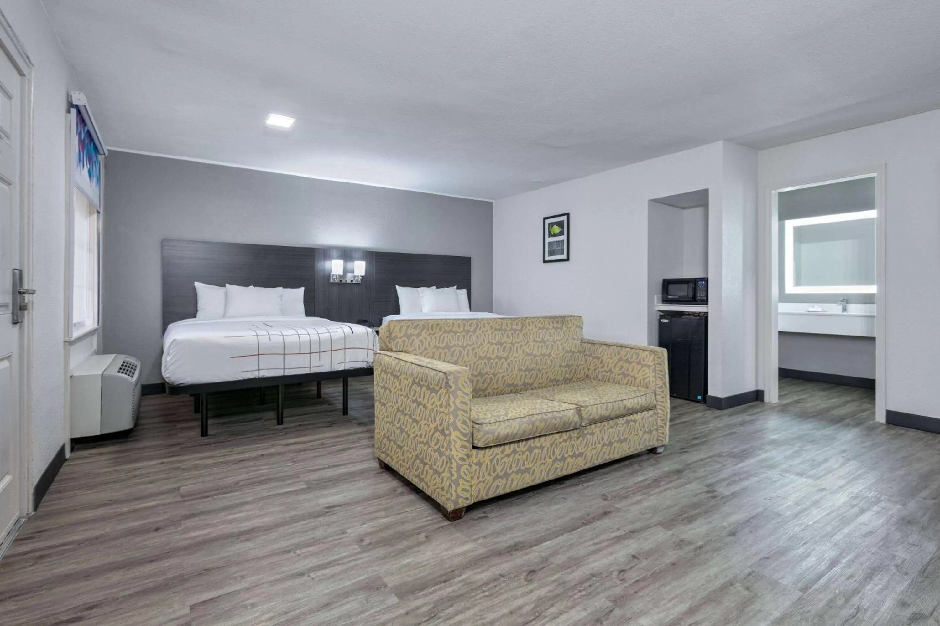 Photo of the whole room, Bed in La Quinta Inn by Wyndham Dallas Uptown