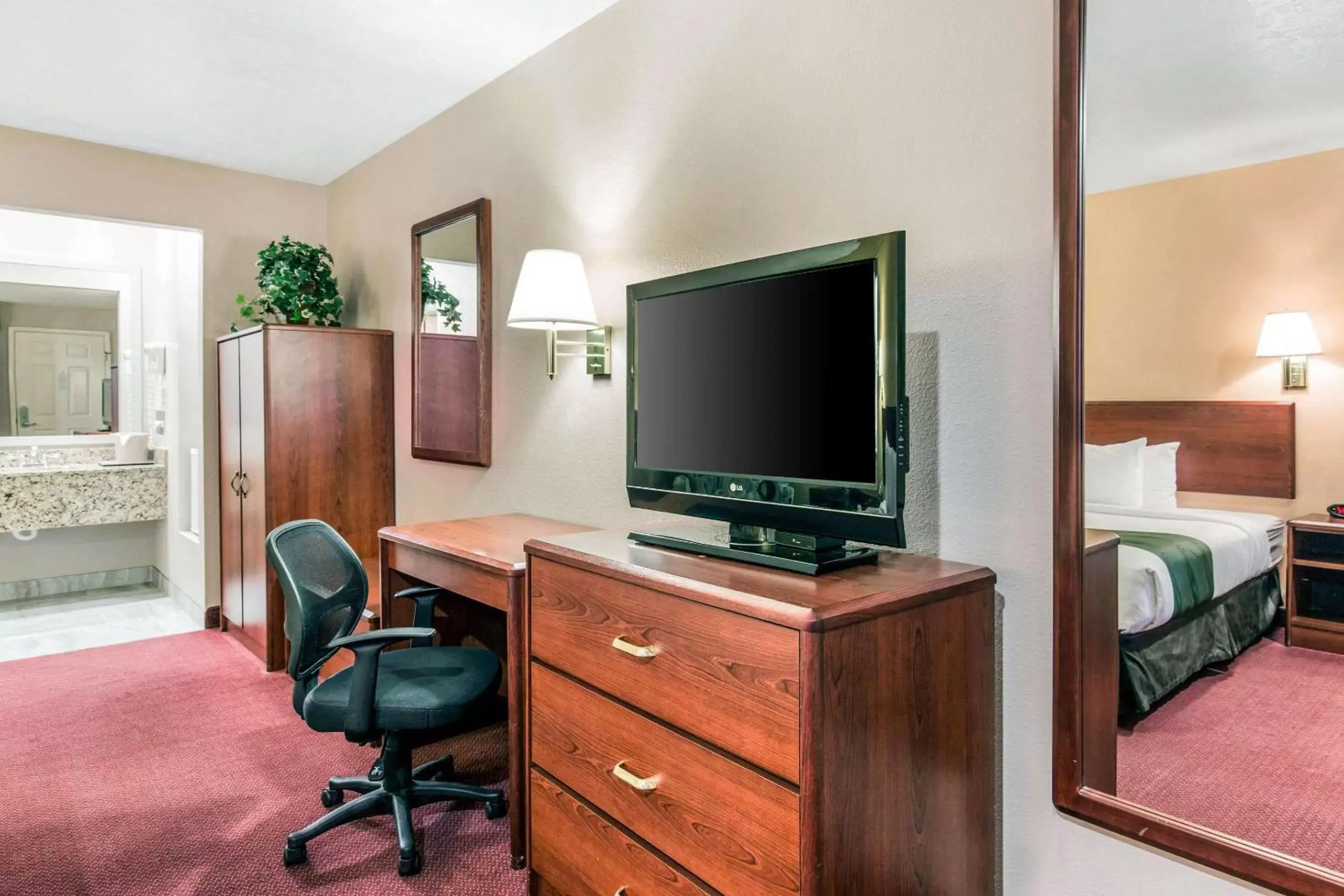 Photo of the whole room, TV/Entertainment Center in Quality Inn Cedar City University Area