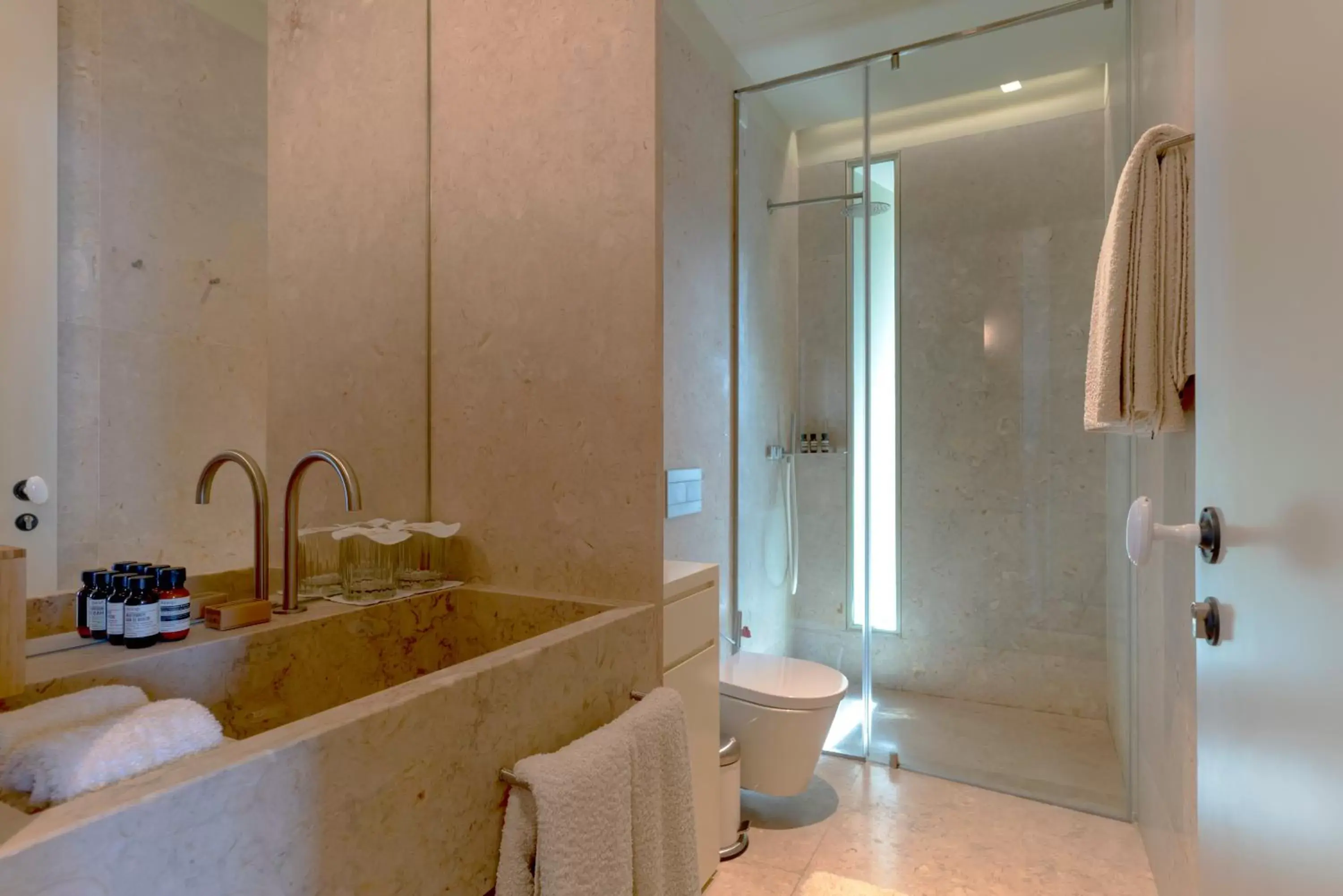 Shower, Bathroom in Verride Palácio Santa Catarina