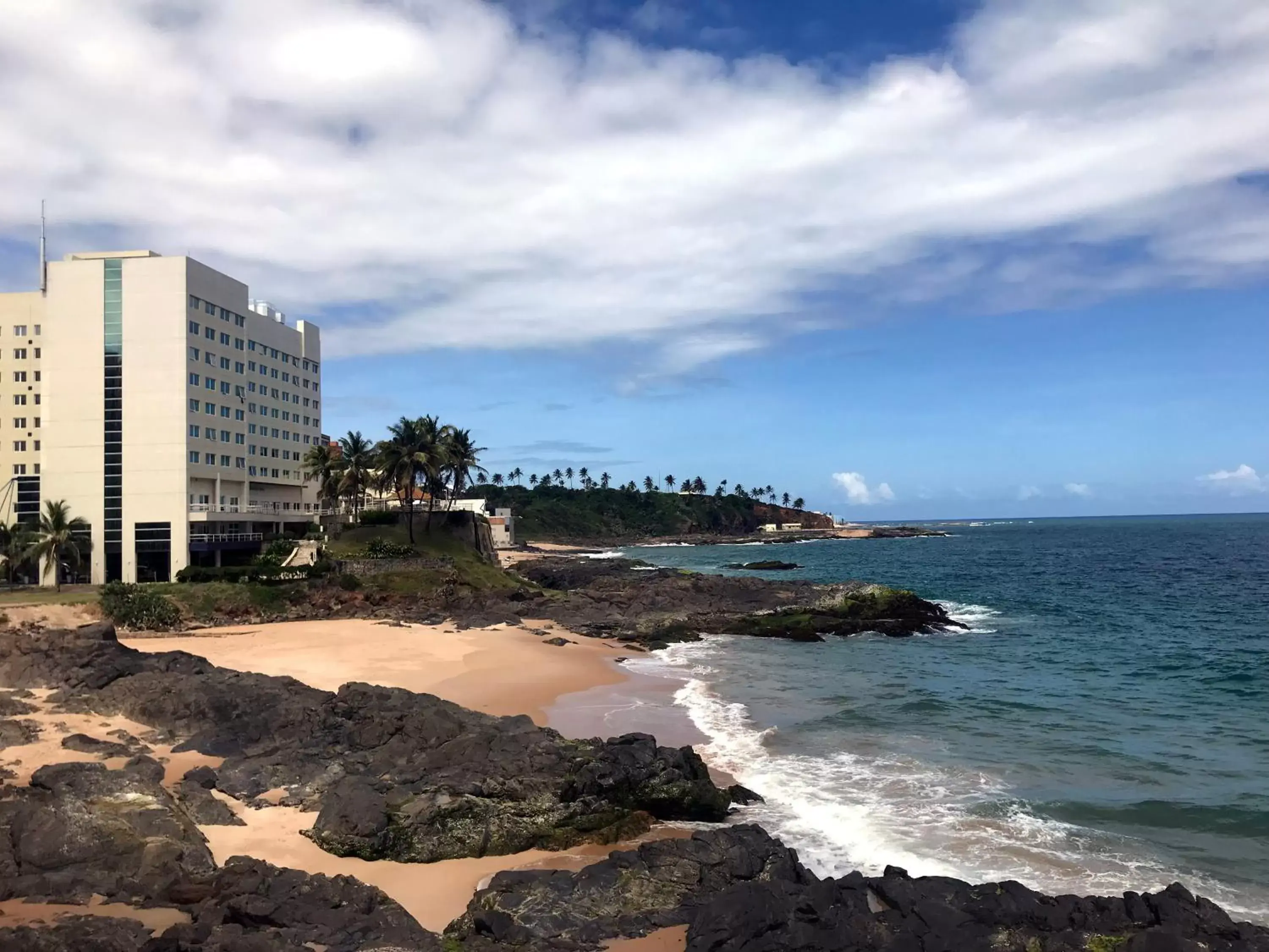 Facade/entrance, Beach in Mercure Salvador Rio Vermelho