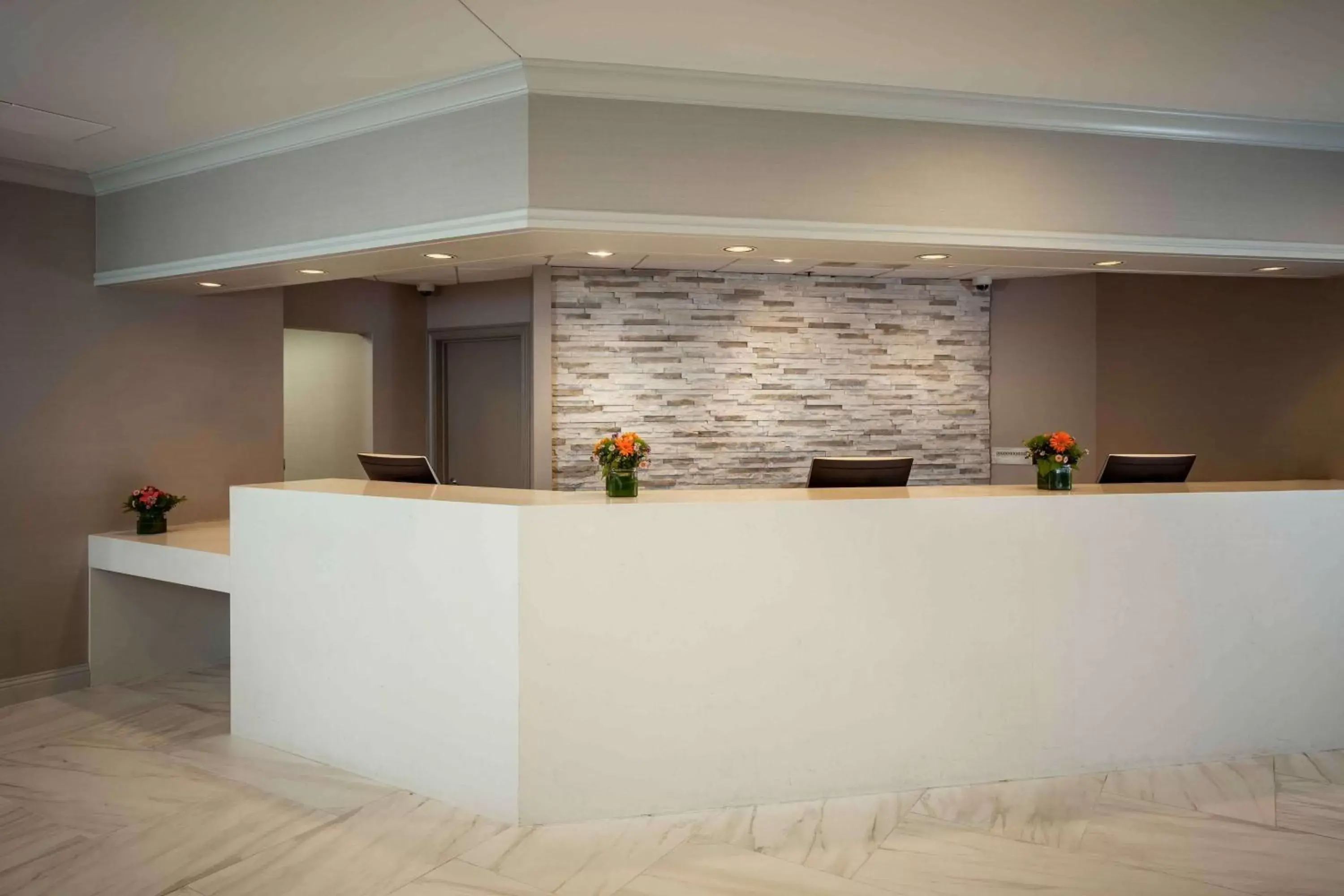 Lobby or reception in Hilton Suites Brentwood Lobby or reception in Hilton Suites Brentwood