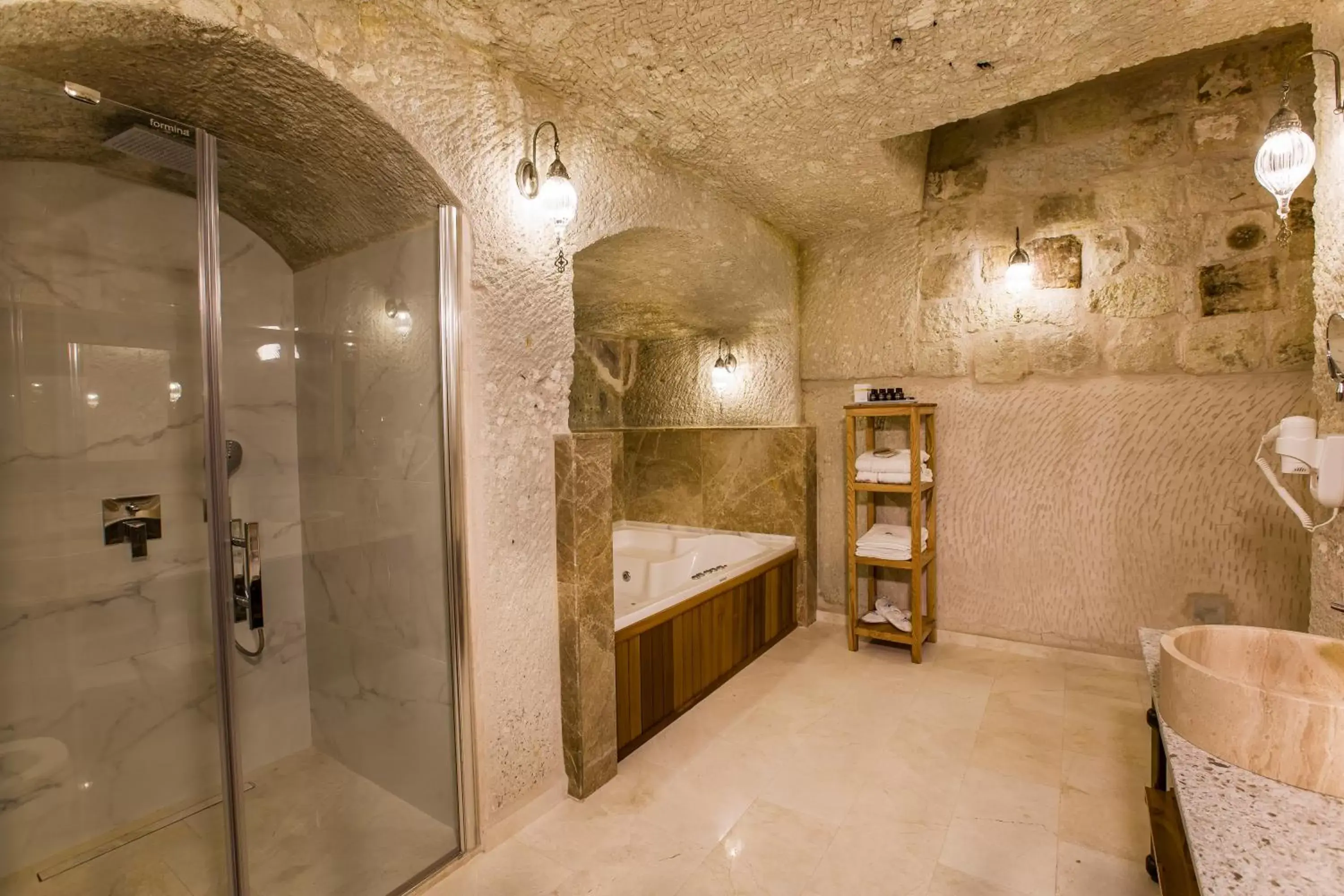 Bathroom in Imperial Cave Suites & Spa