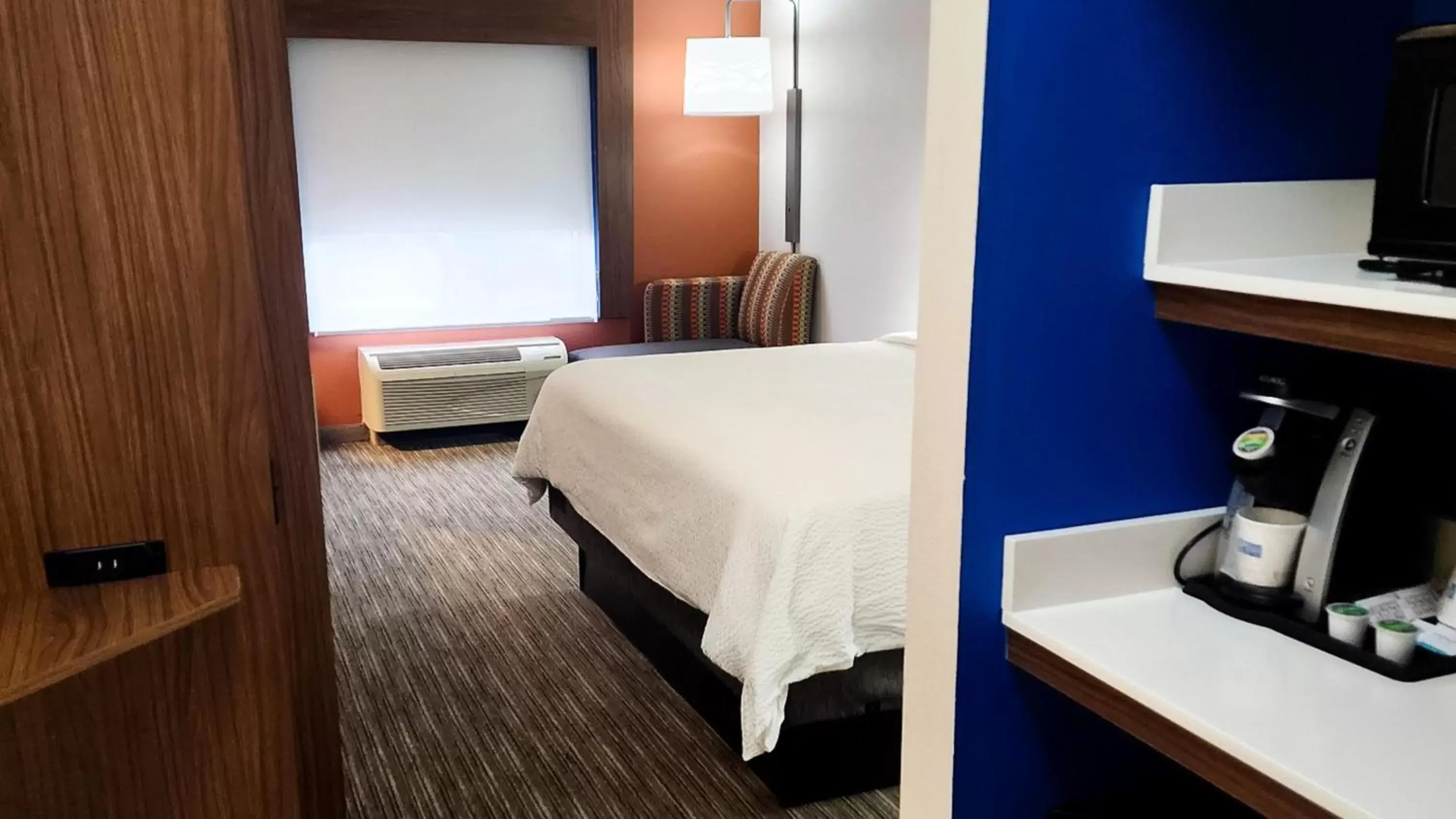 Photo of the whole room, Bed in Holiday Inn Express Hotel & Suites Chicago South Lansing, an IHG Hotel