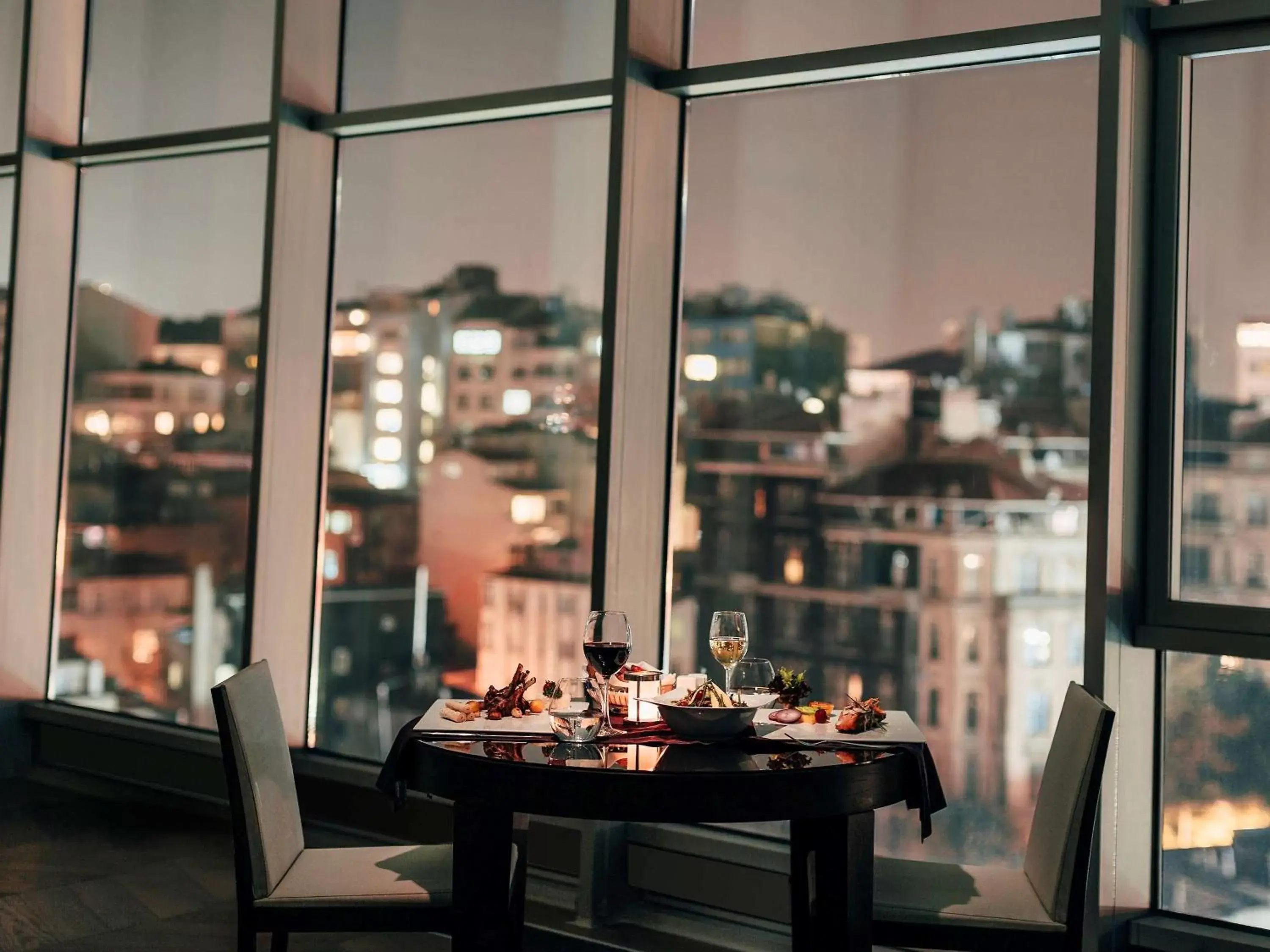 Photo of the whole room, Restaurant/Places to Eat in The Elysium Taksim