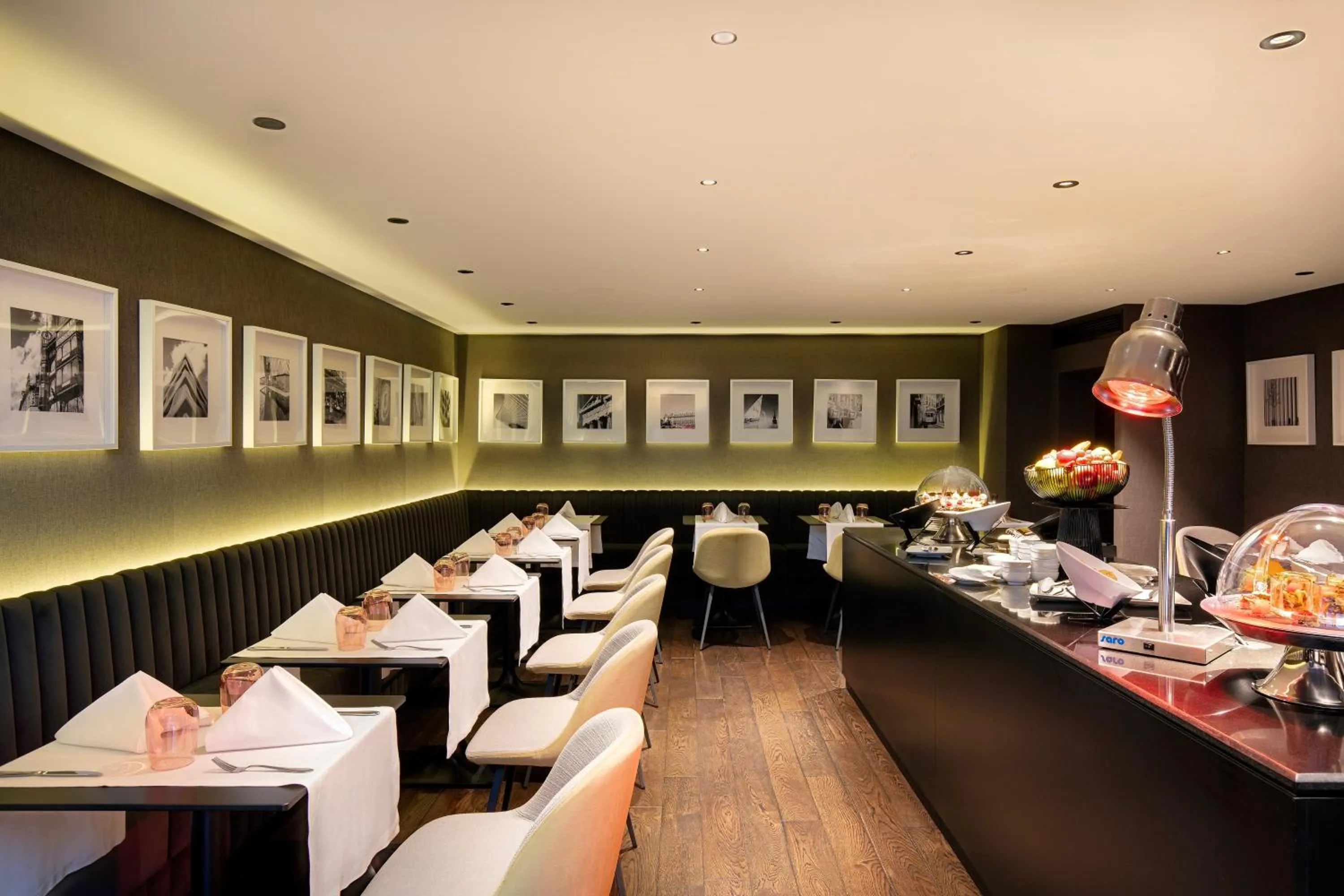 Lounge or bar in Crowne Plaza Bucharest by IHG