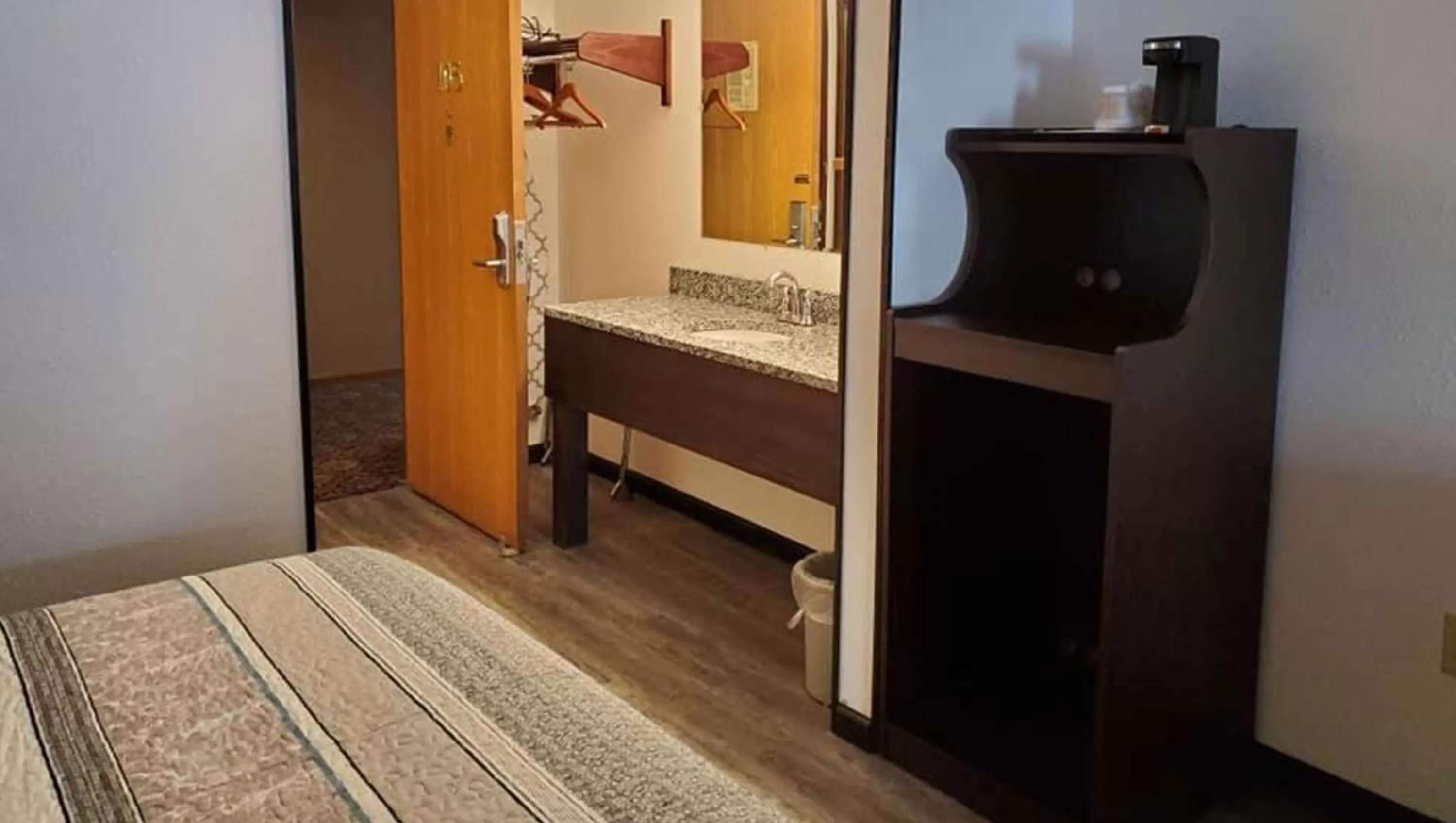 Photo of the whole room, Bed in Jasper Ridge Inn Ishpeming