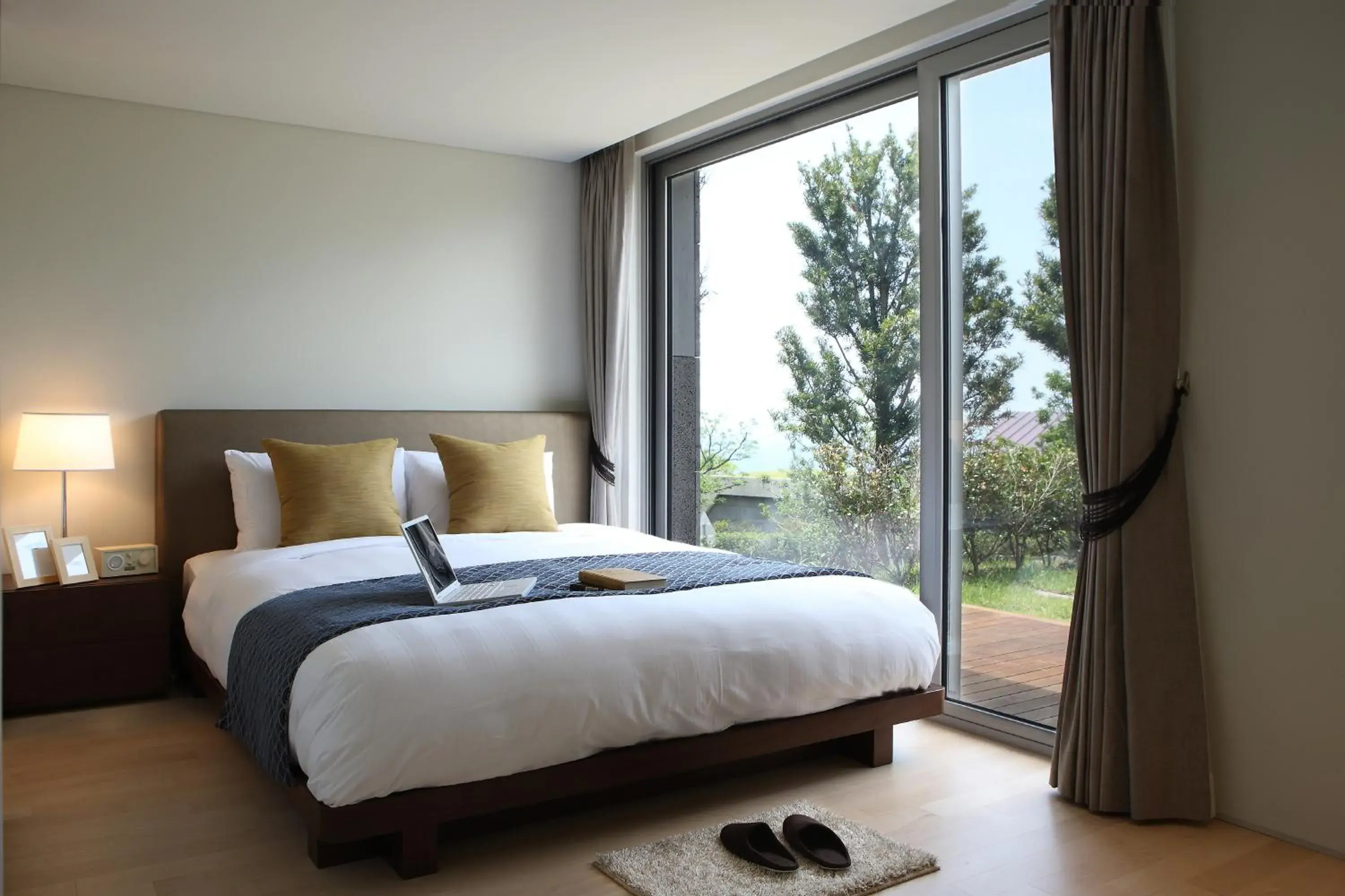 Living room, Bed in Lotte Resort Jeju Artvillas