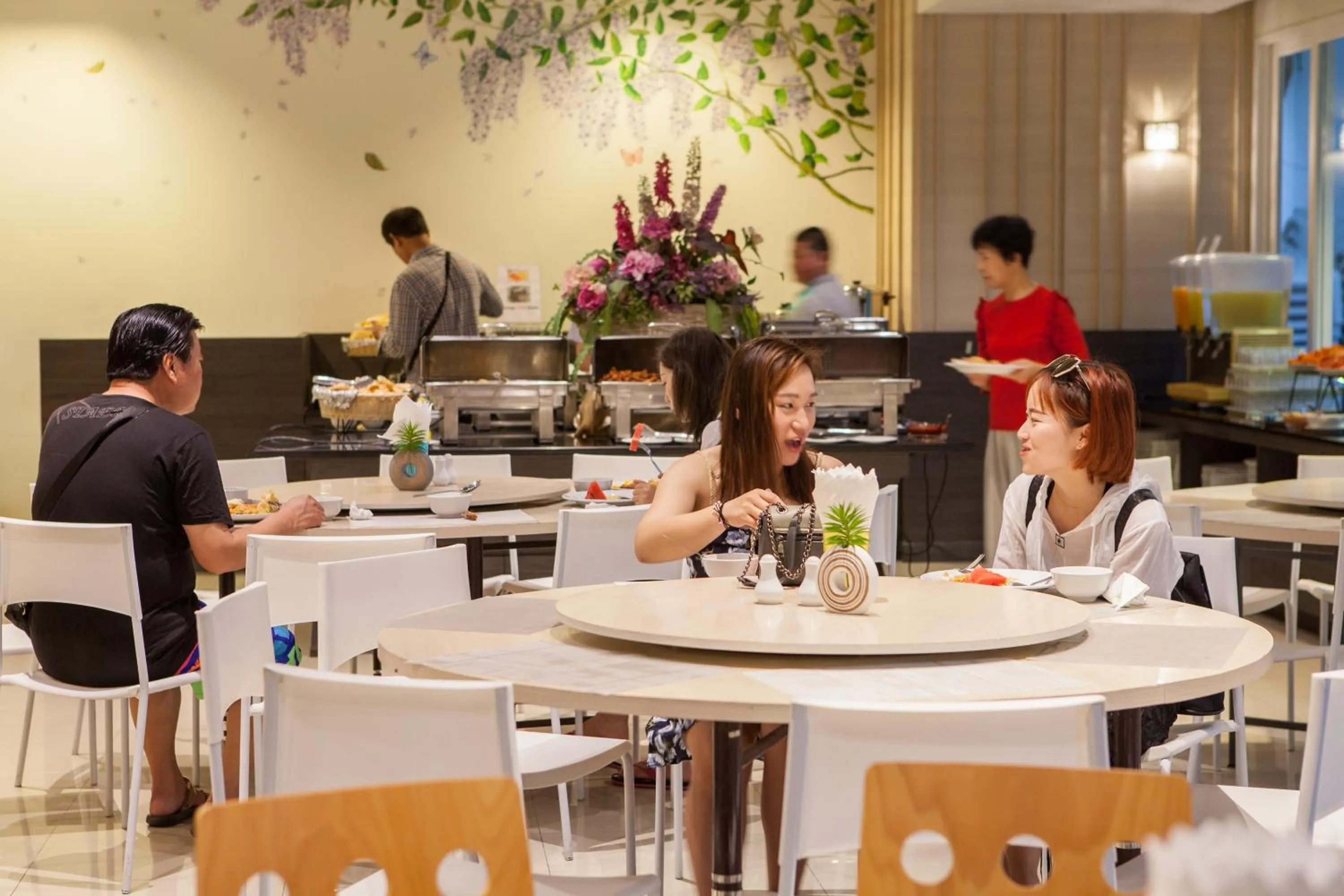 Restaurant/places to eat in Hill Fresco Hotel