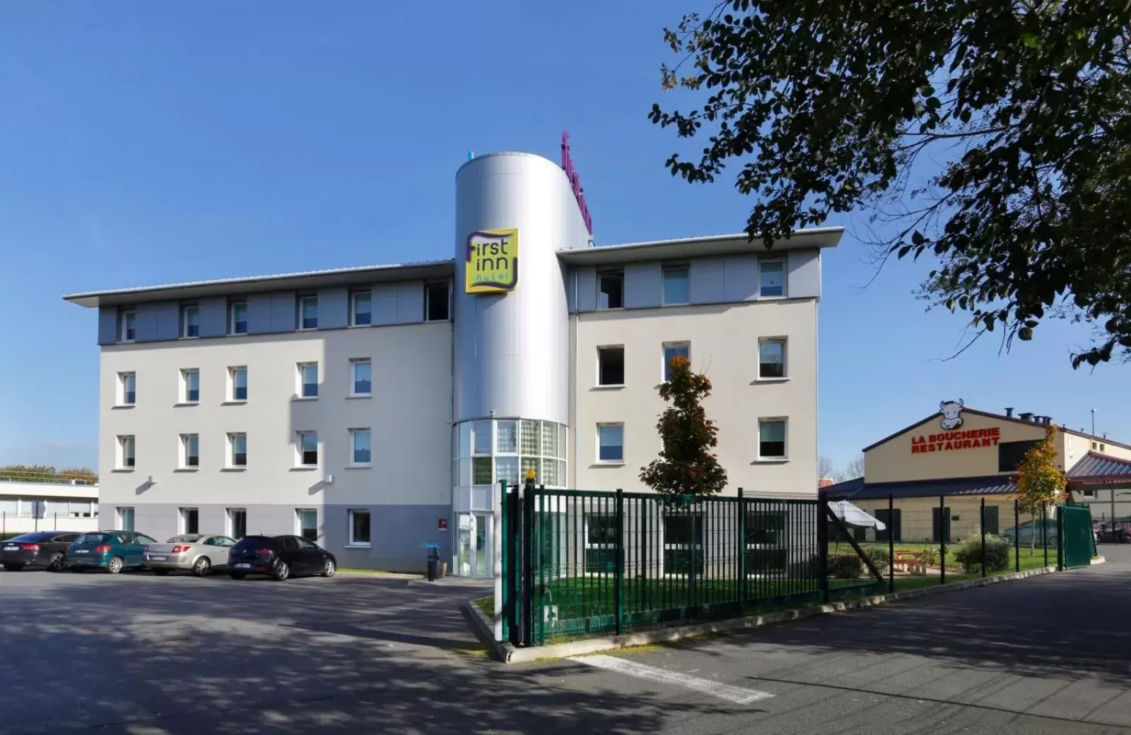 Property building in First Inn Hotel Paris Sud Les Ulis Property building in First Inn Hotel Paris Sud Les Ulis