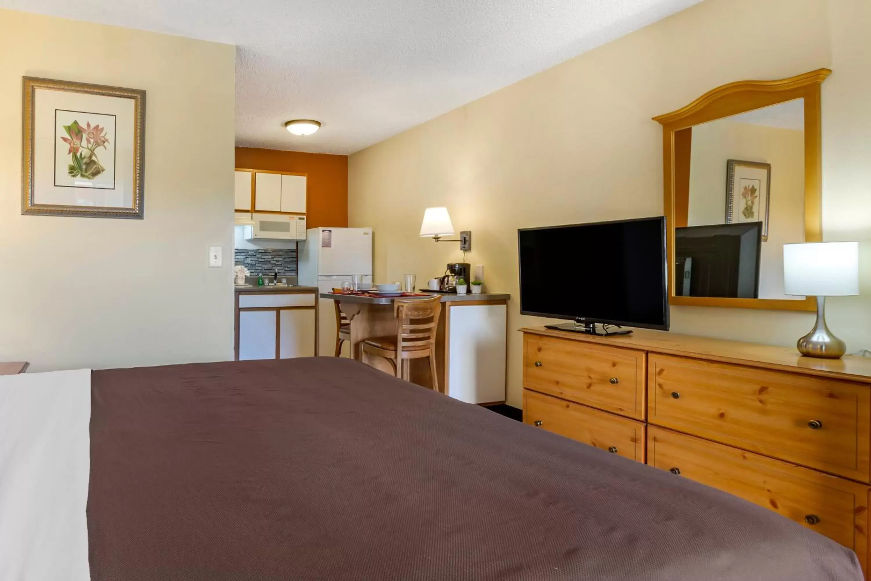 Bedroom, TV/Entertainment Center in Suburban Studios