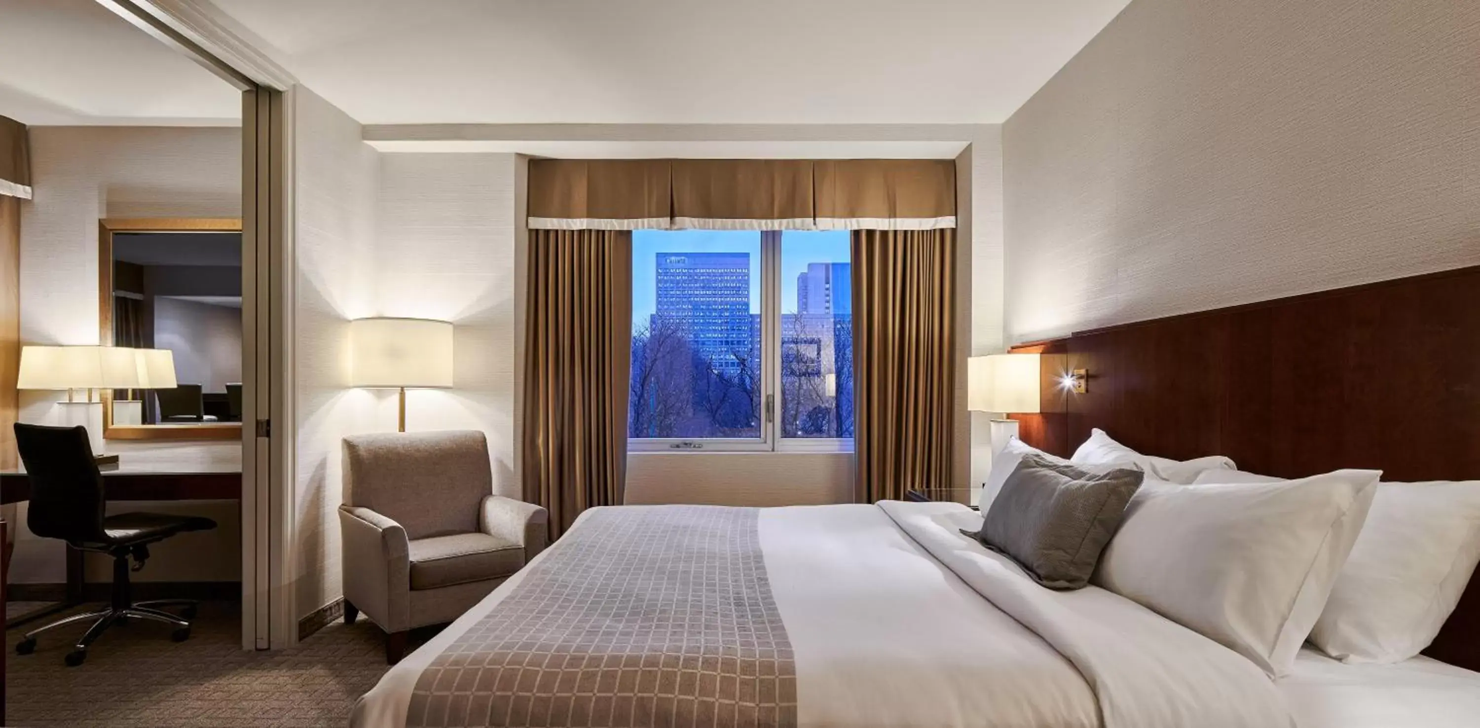 Bedroom in Lord Elgin Hotel