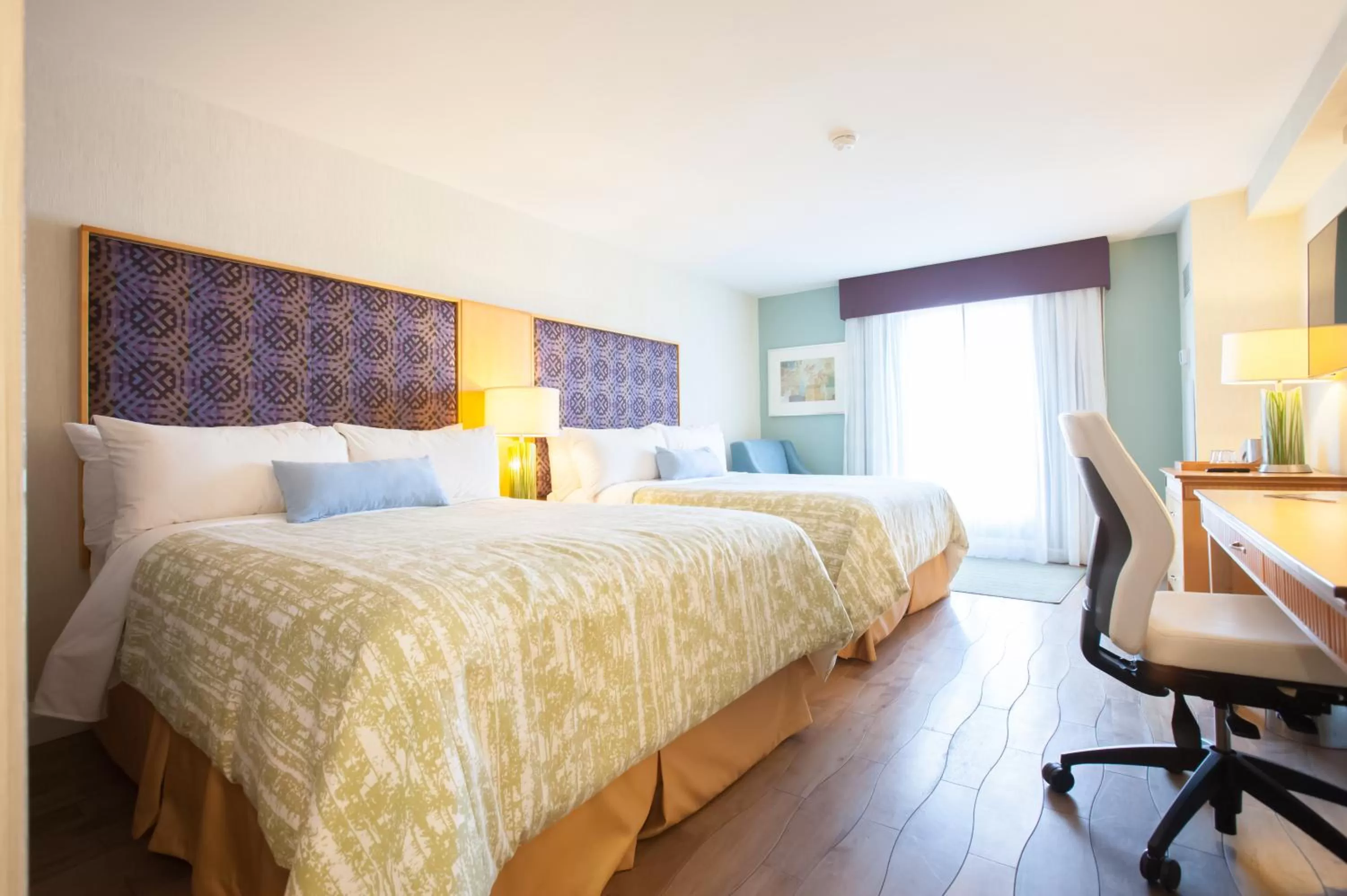 Photo of the whole room, Bed in Best Western Premier Toronto Airport Carlingview Hotel