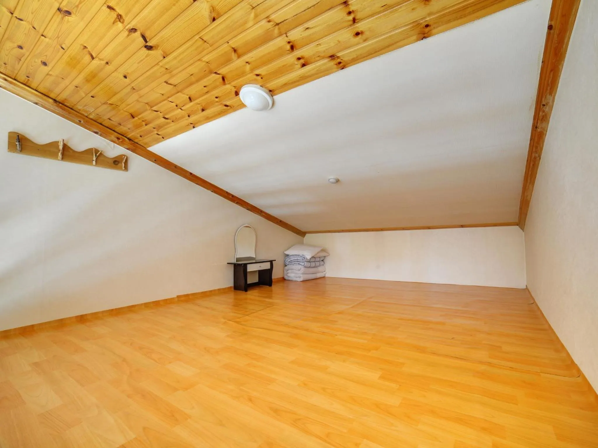 Photo of the whole room in White Cabin