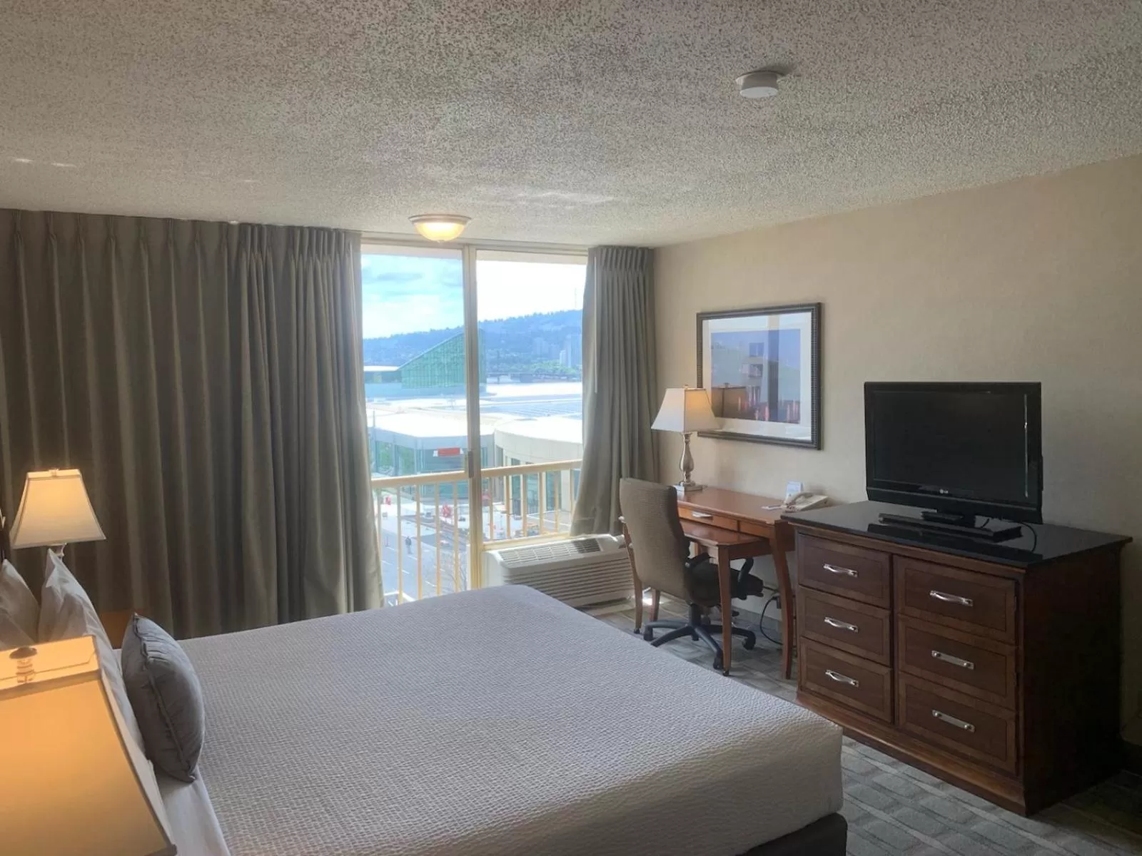 City view, Bed in Inn at the Convention Center