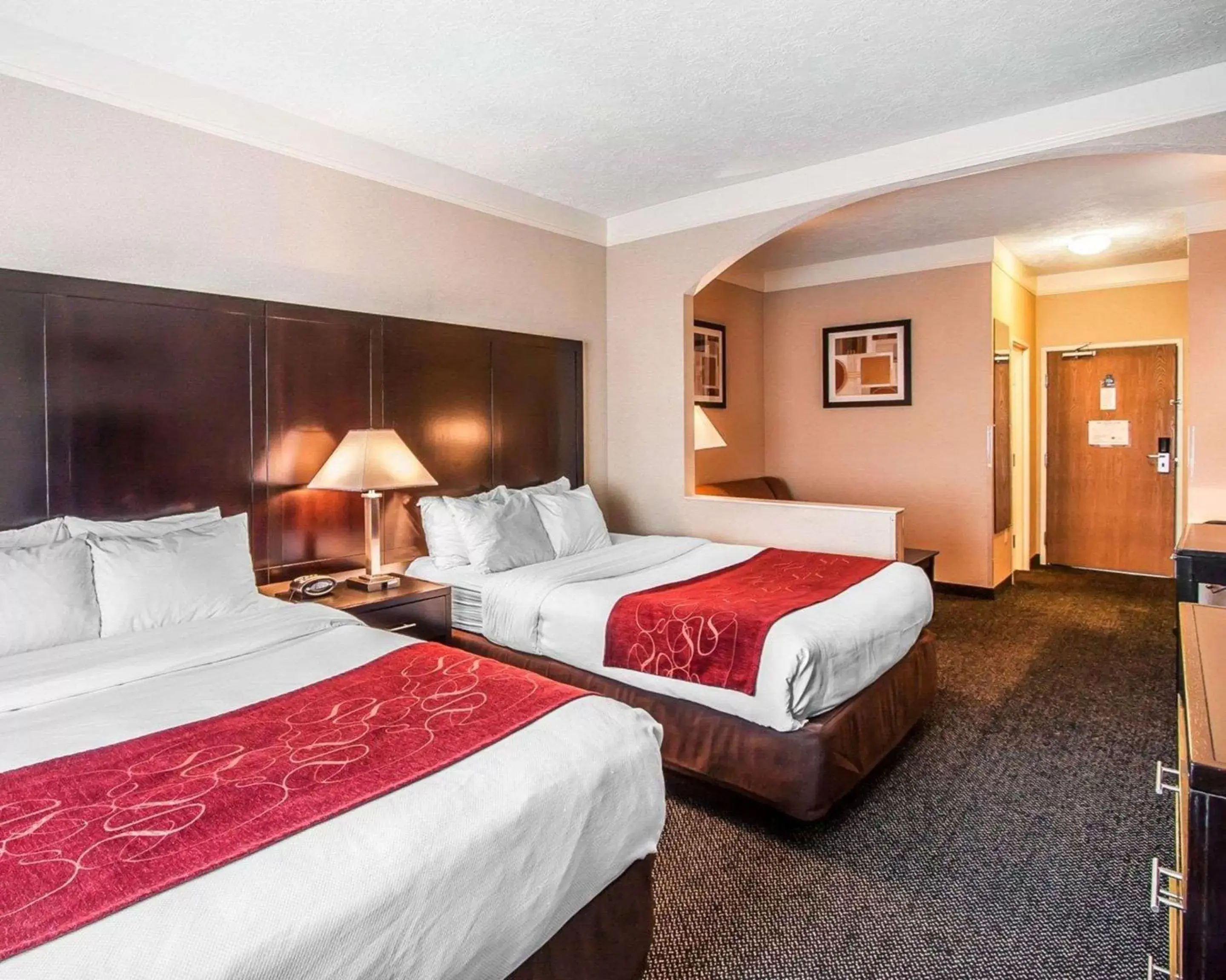 Photo of the whole room, Bed in Comfort Suites Clackamas