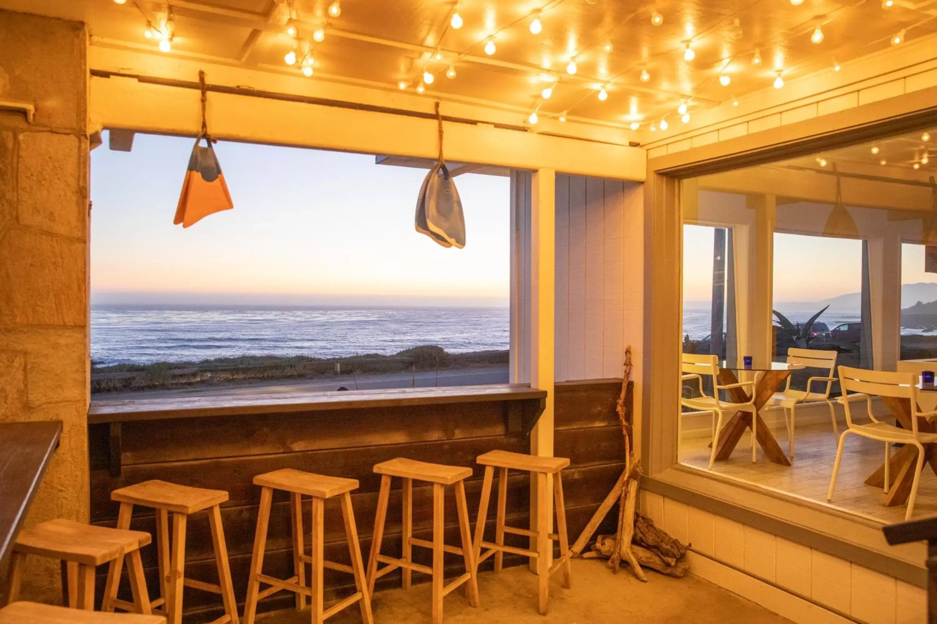 Lounge or bar in Cambria Beach Lodge