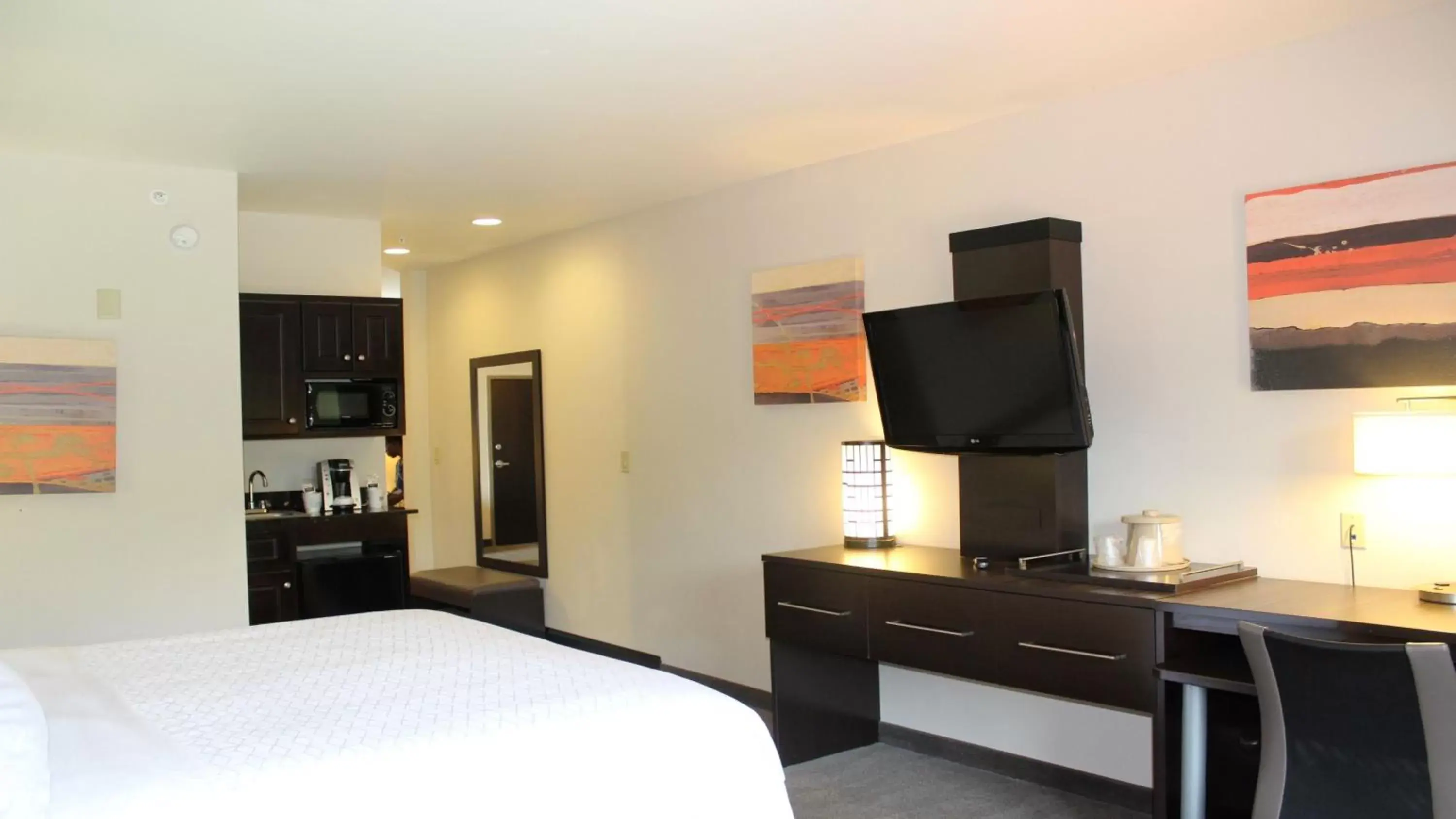 Photo of the whole room, TV/Entertainment Center in Holiday Inn Express Hotels & Suites Rockingham West, an IHG Hotel