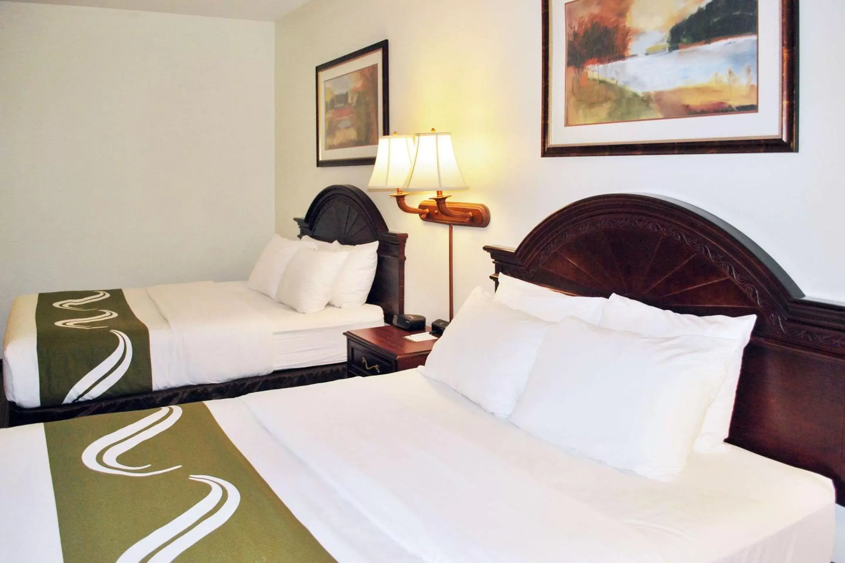 Photo of the whole room, Bed in Quality Inn & Suites Airport North