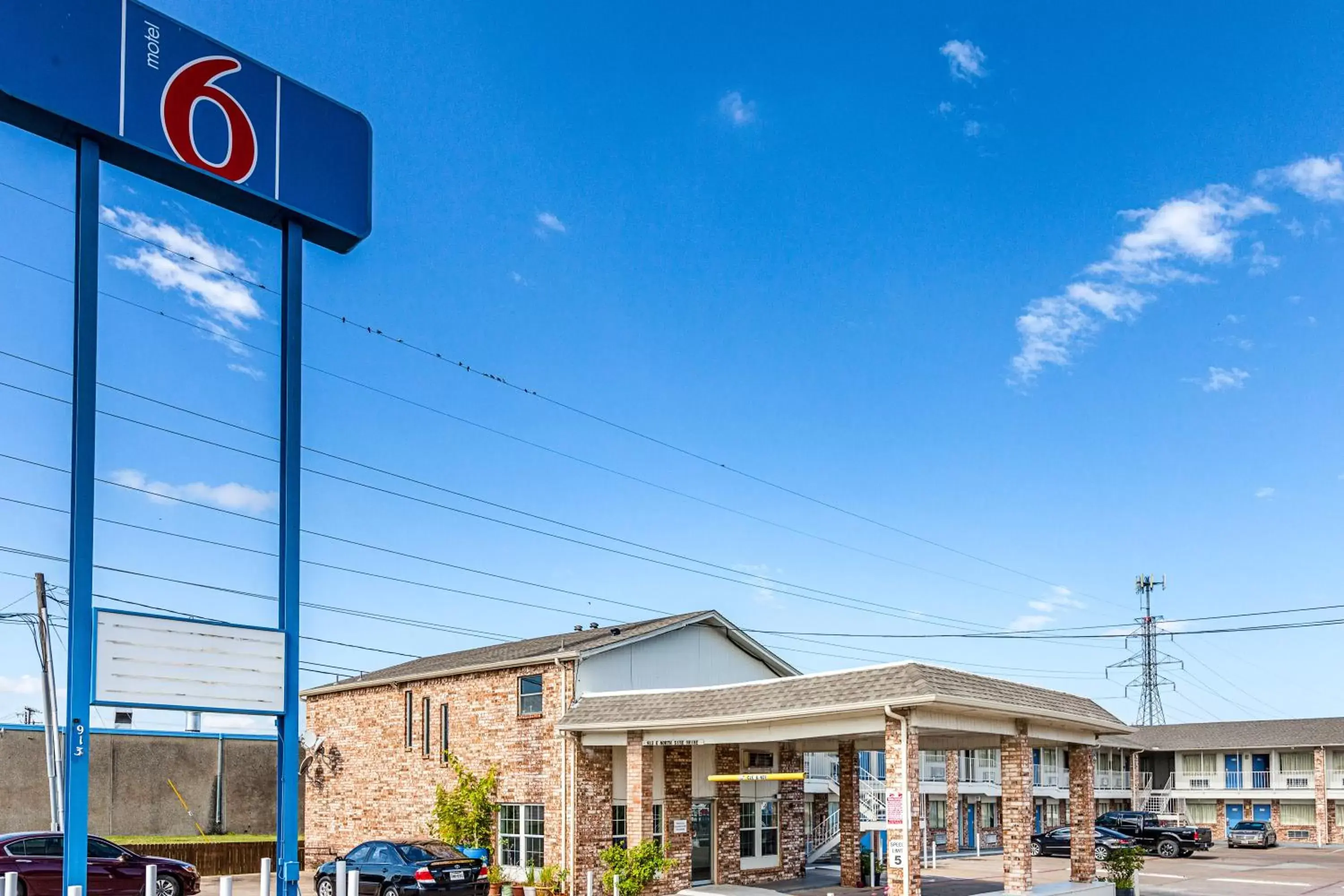 Facade/entrance, Property Building in Motel 6-Fort Worth, TX - Convention Center