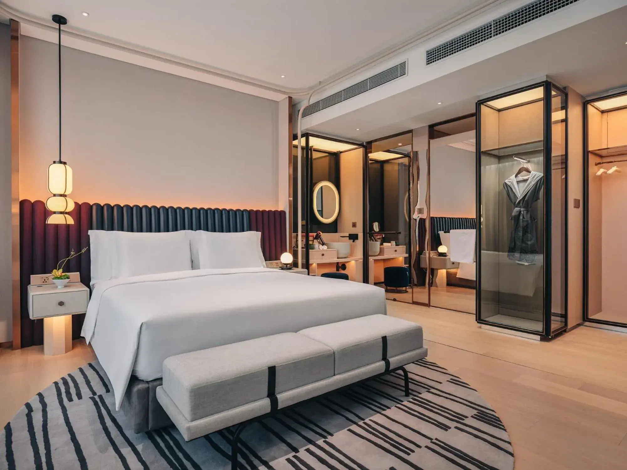 Bedroom, Bed in Hotel Indigo Hangzhou Uptown, an IHG Hotel