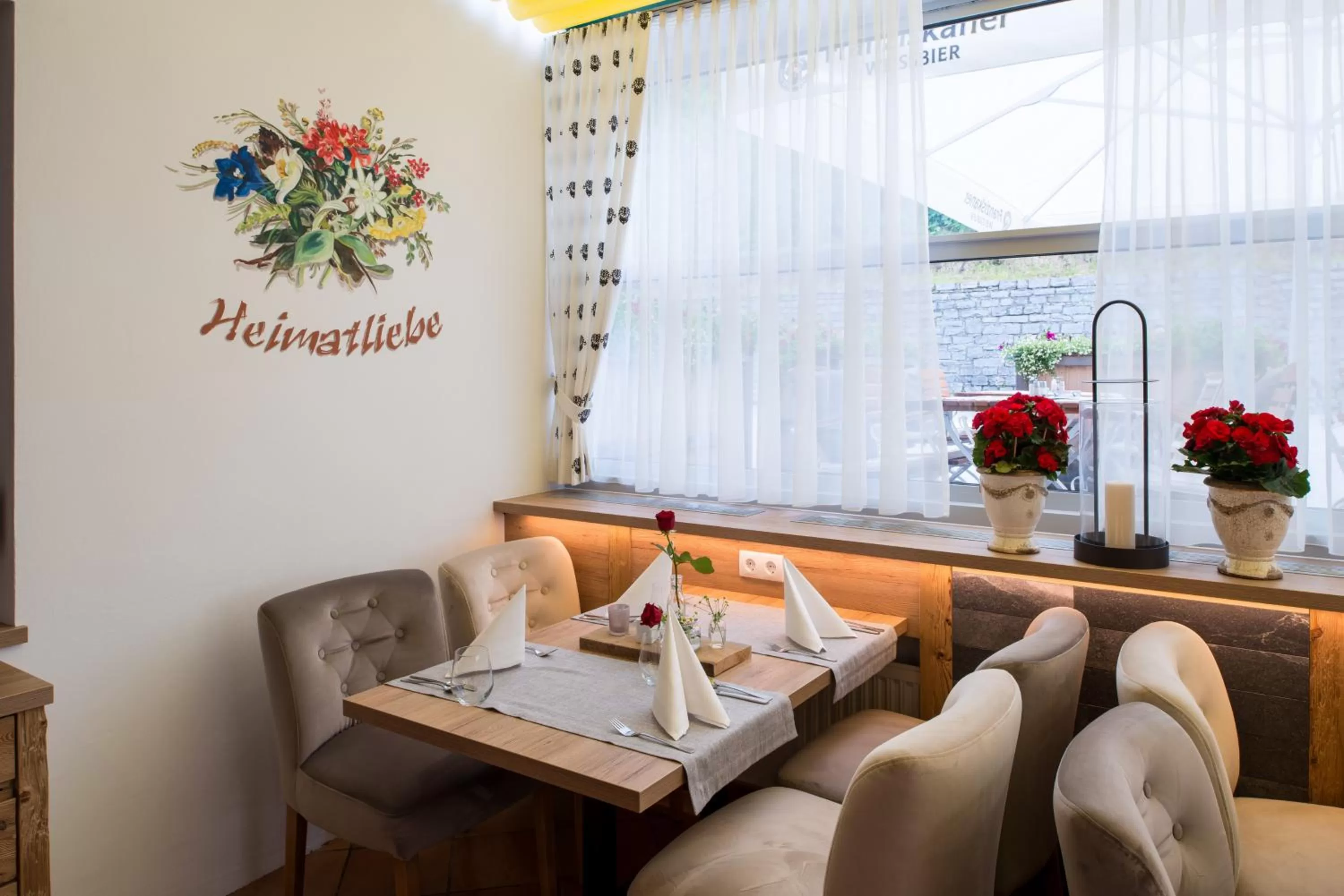 Restaurant/places to eat in Hotel Diana