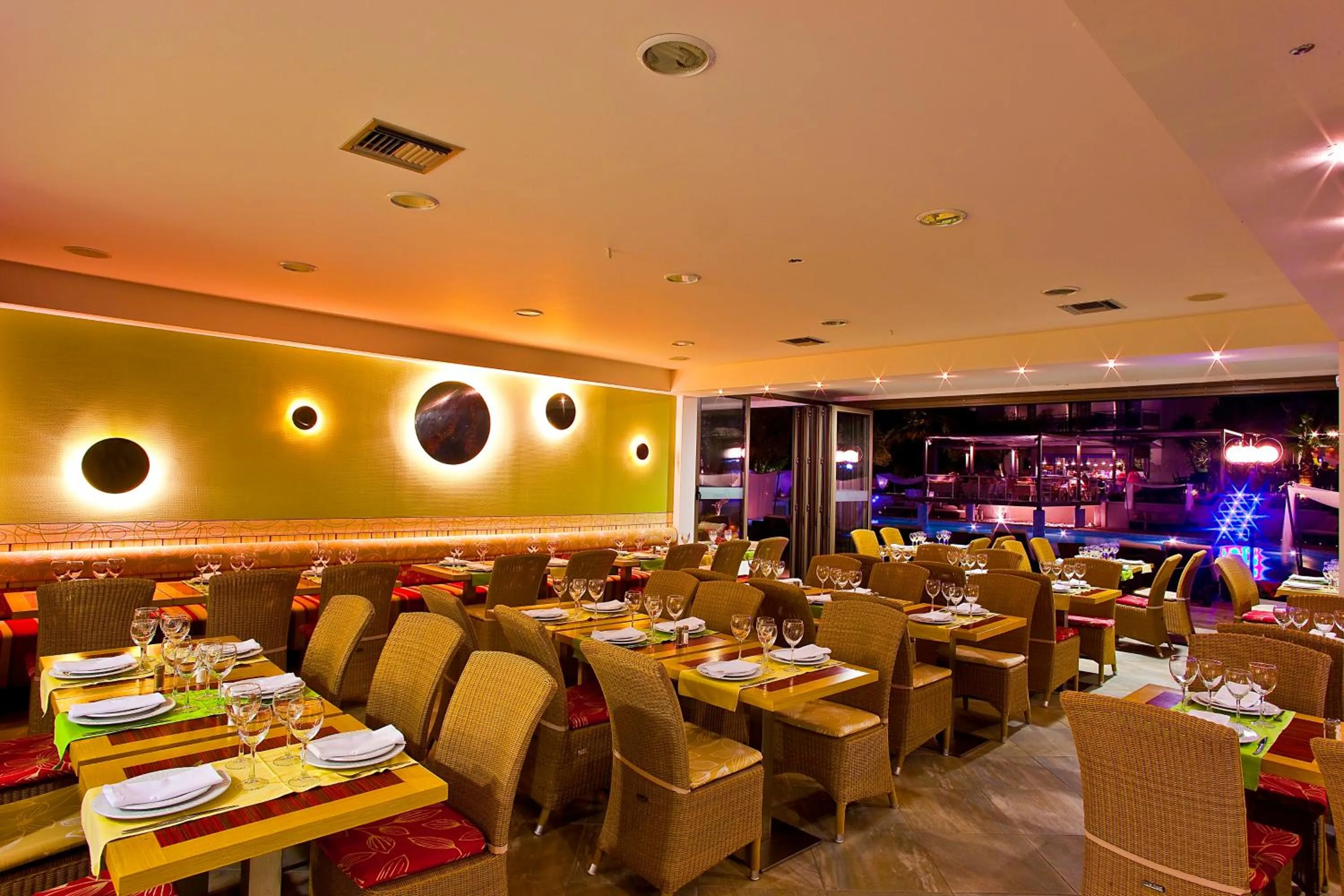 Restaurant/places to eat in Flegra Palace