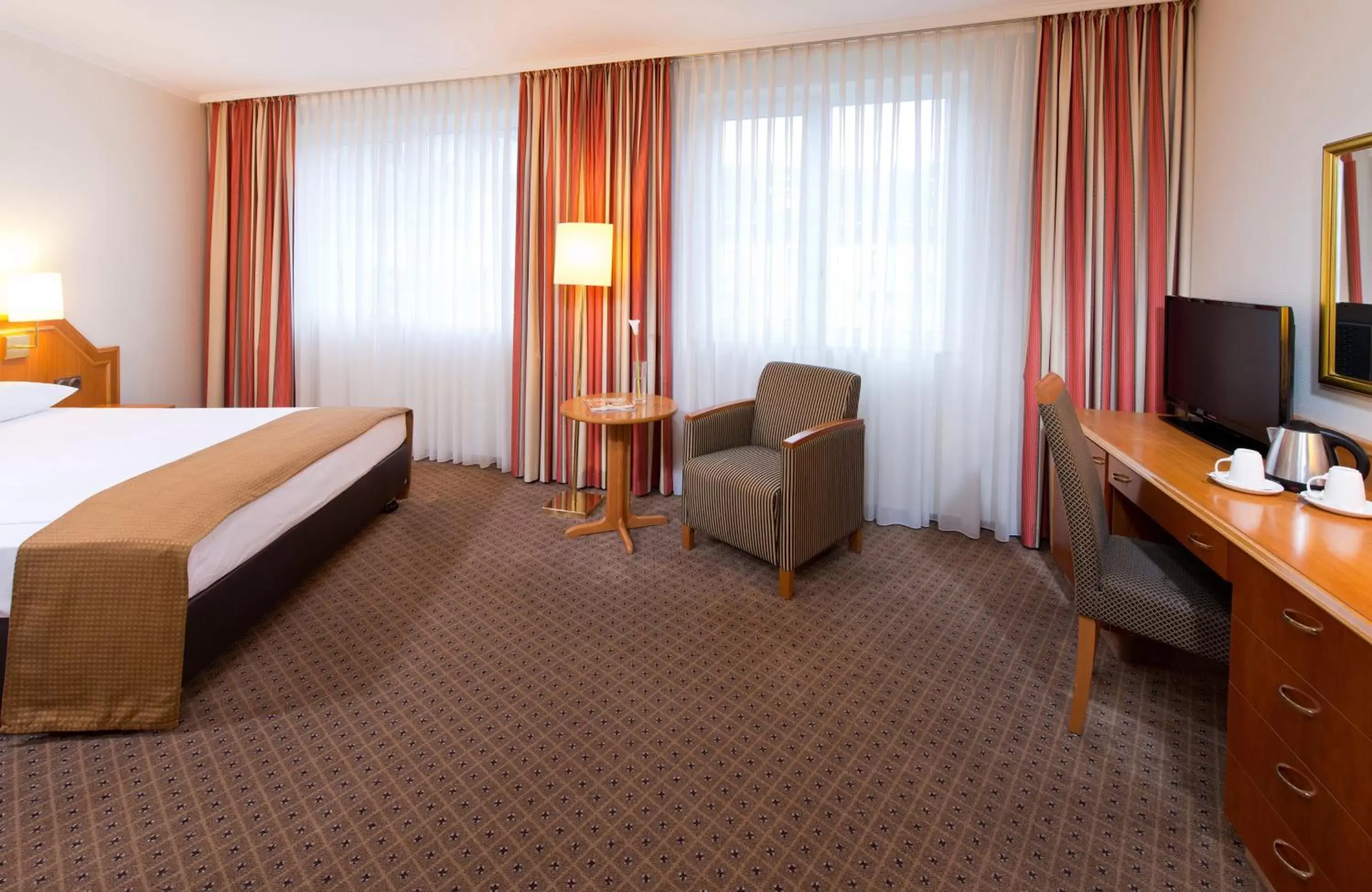 Photo of the whole room, TV/Entertainment Center in Leonardo Hotel Düsseldorf City Center