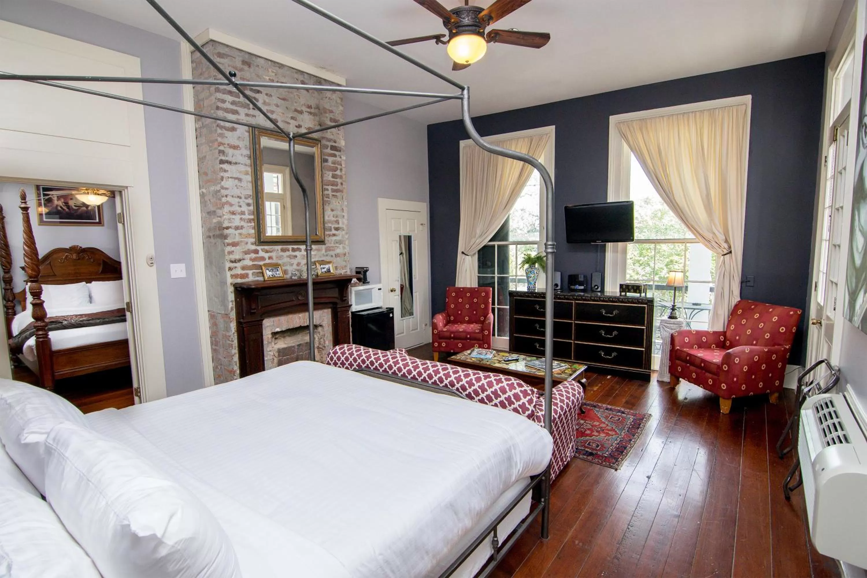 Seating area, Bed in Rathbone Mansions New Orleans