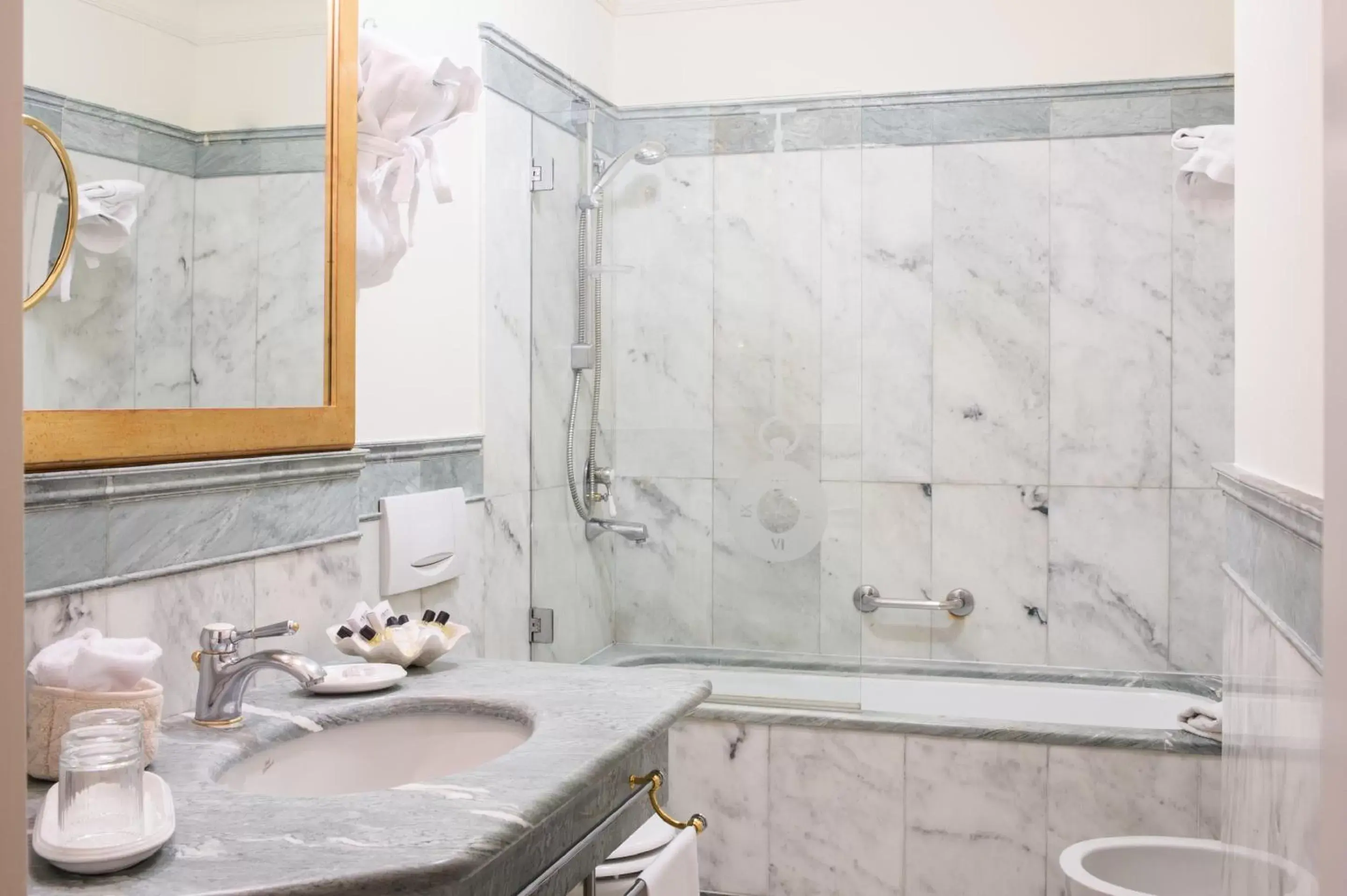 Shower, Bathroom in Art Hotel Orologio