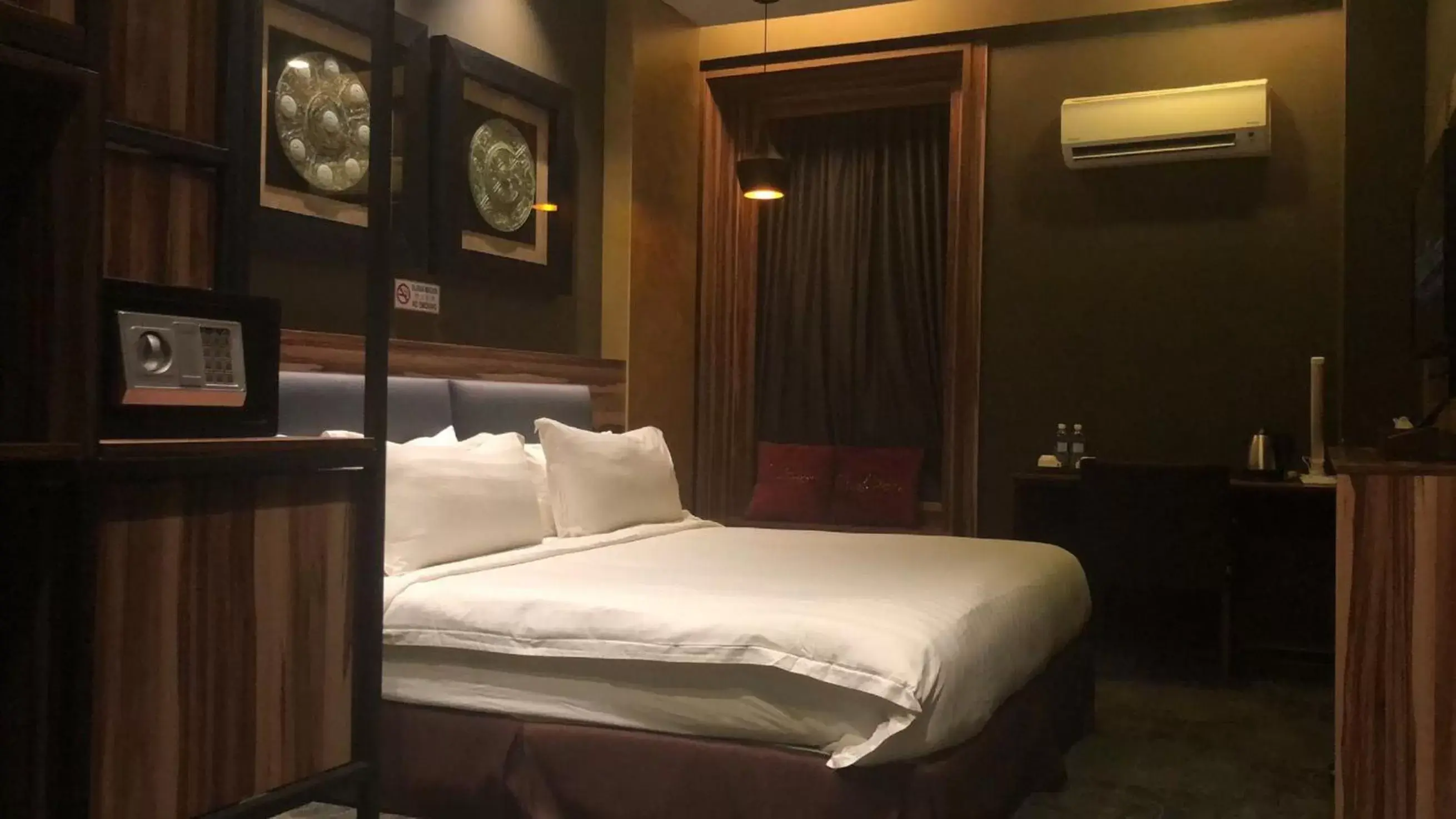 Bed in Asiatic Hotel