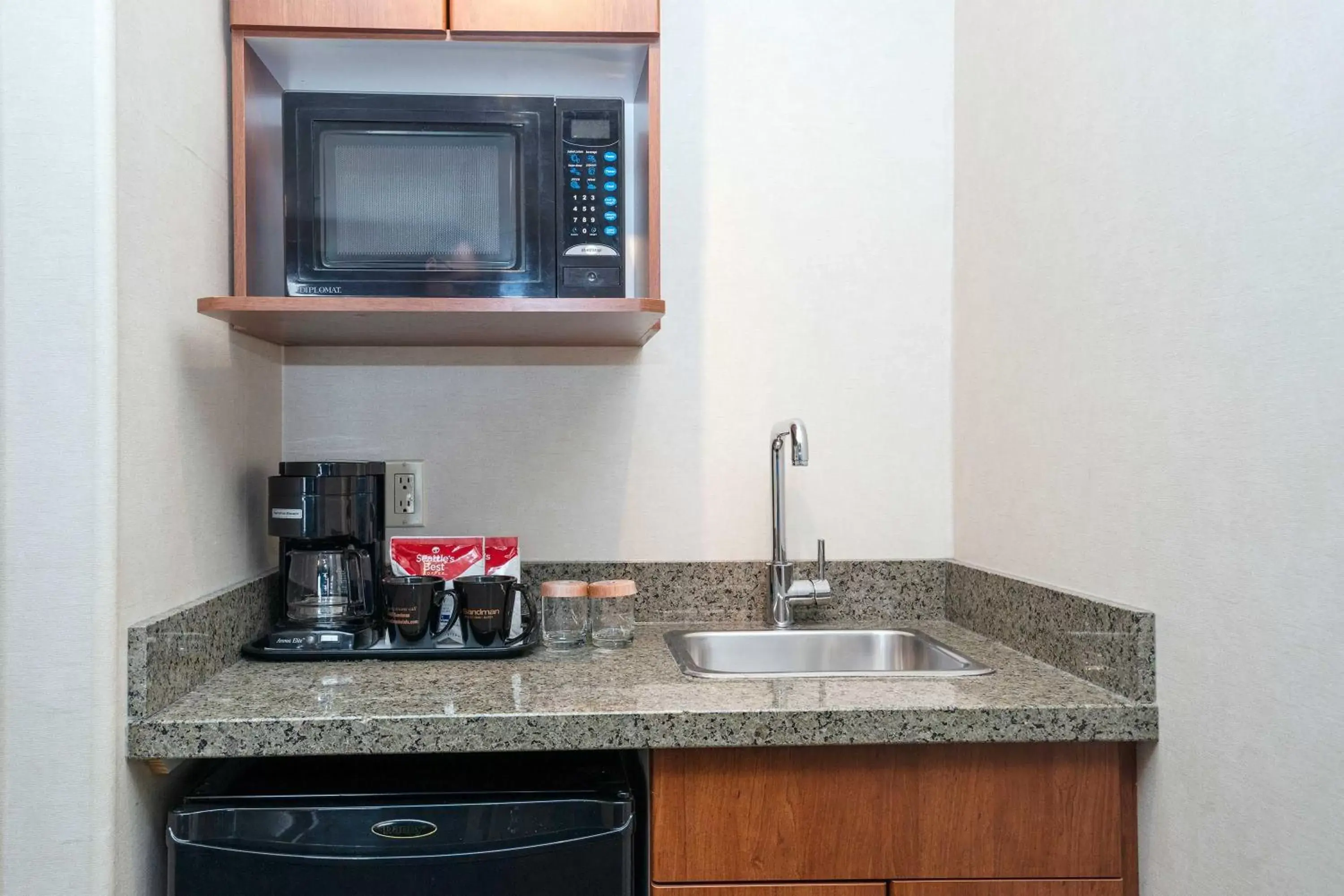 Photo of the whole room, Kitchen/Kitchenette in Sandman Hotel & Suites Calgary West