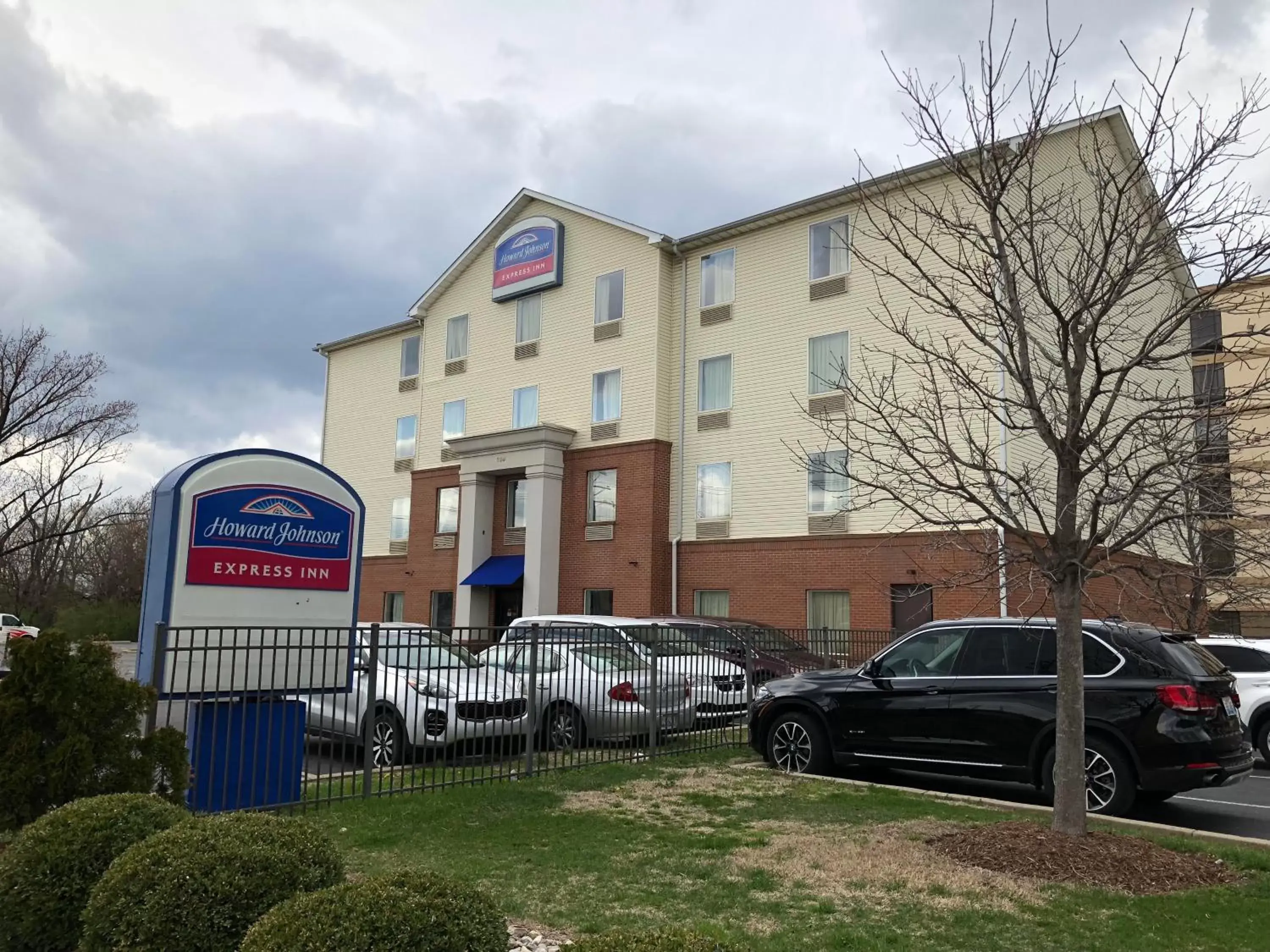 Property Building in Howard Johnson by Wyndham Airport