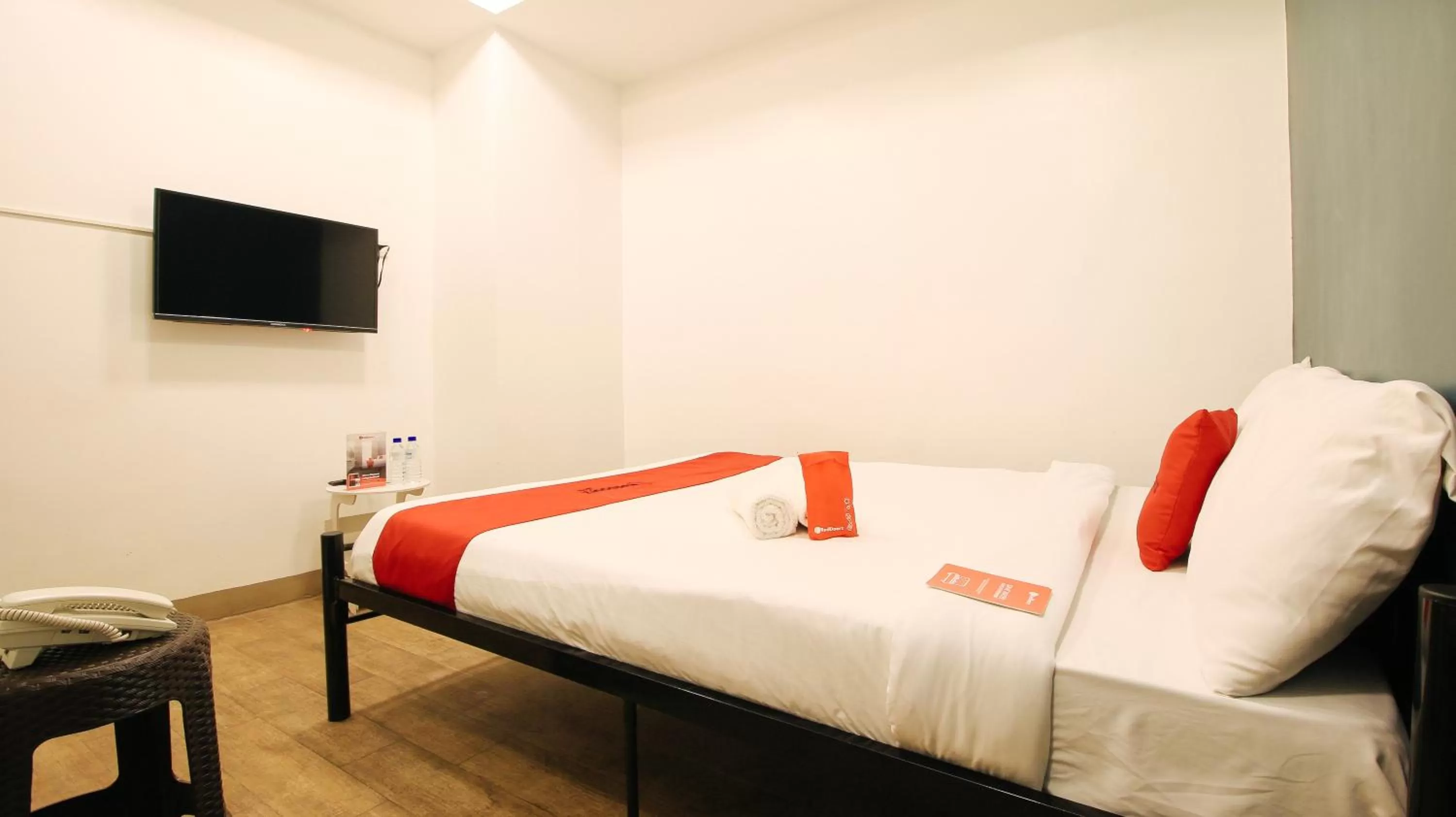 TV and multimedia, Bed in RedDoorz Plus @ San Marcelino Malate