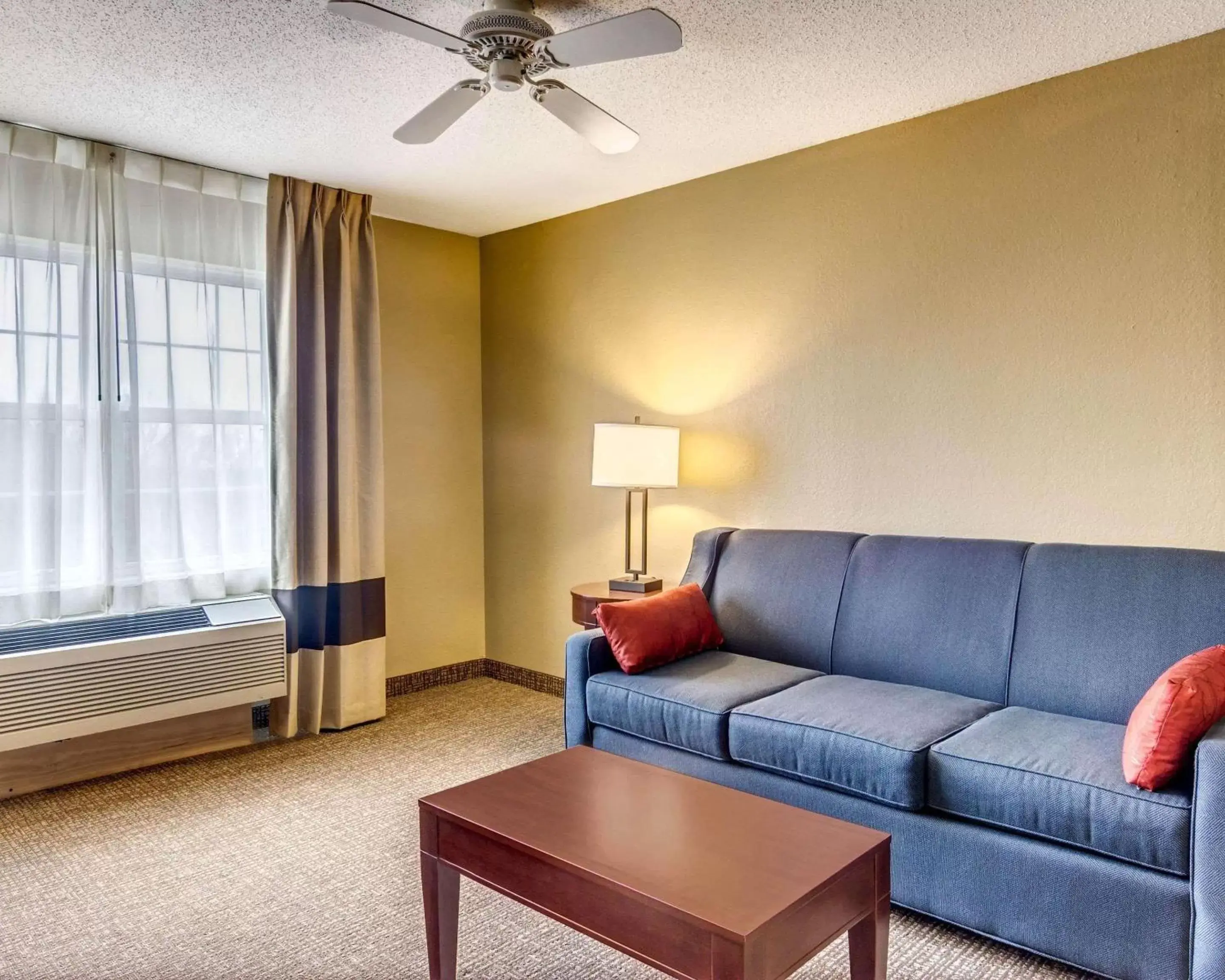 Photo of the whole room, Seating Area in Comfort Inn & Suites Grafton-Cedarburg