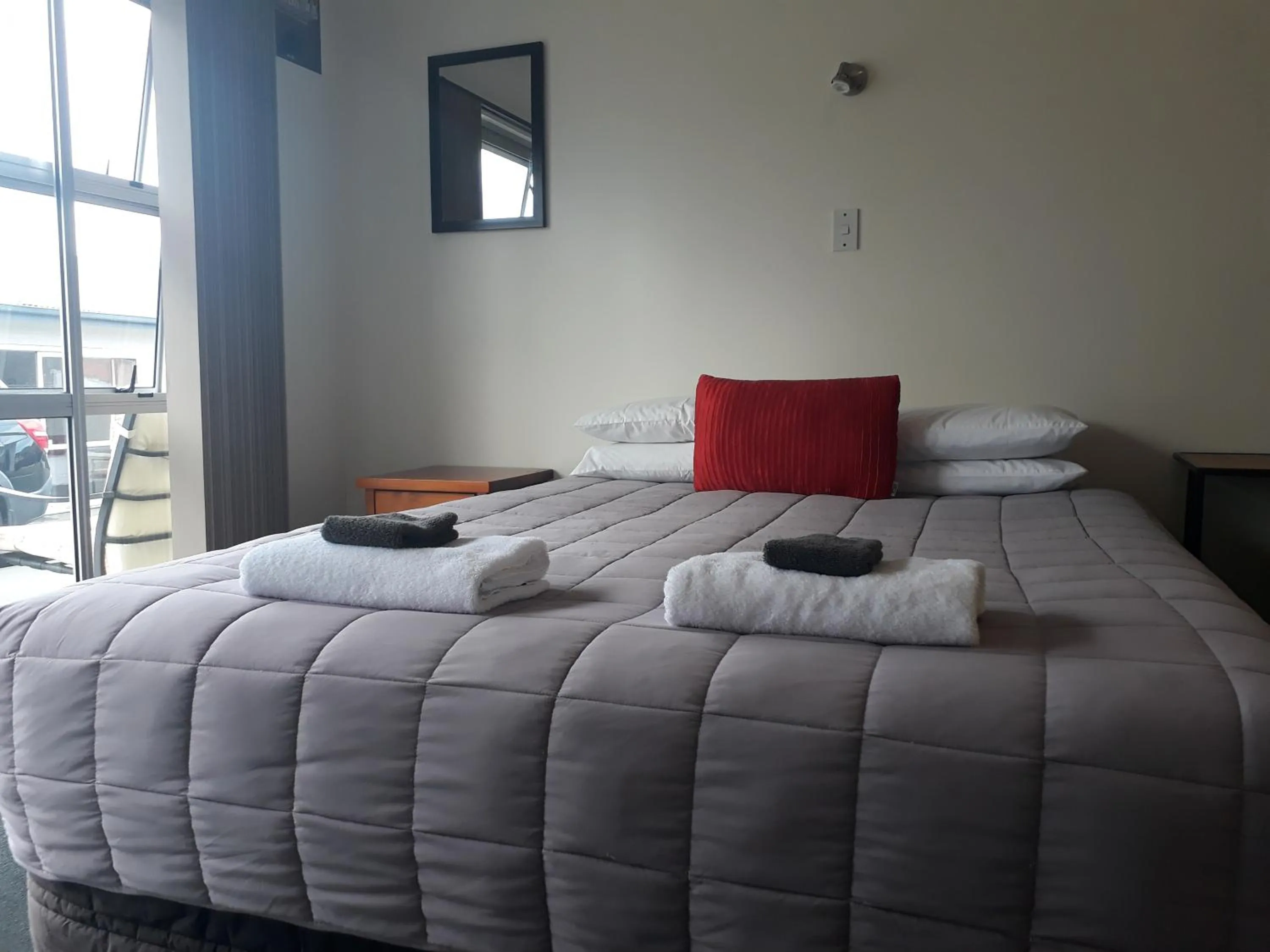 Bedroom, Bed in The Coast Motel