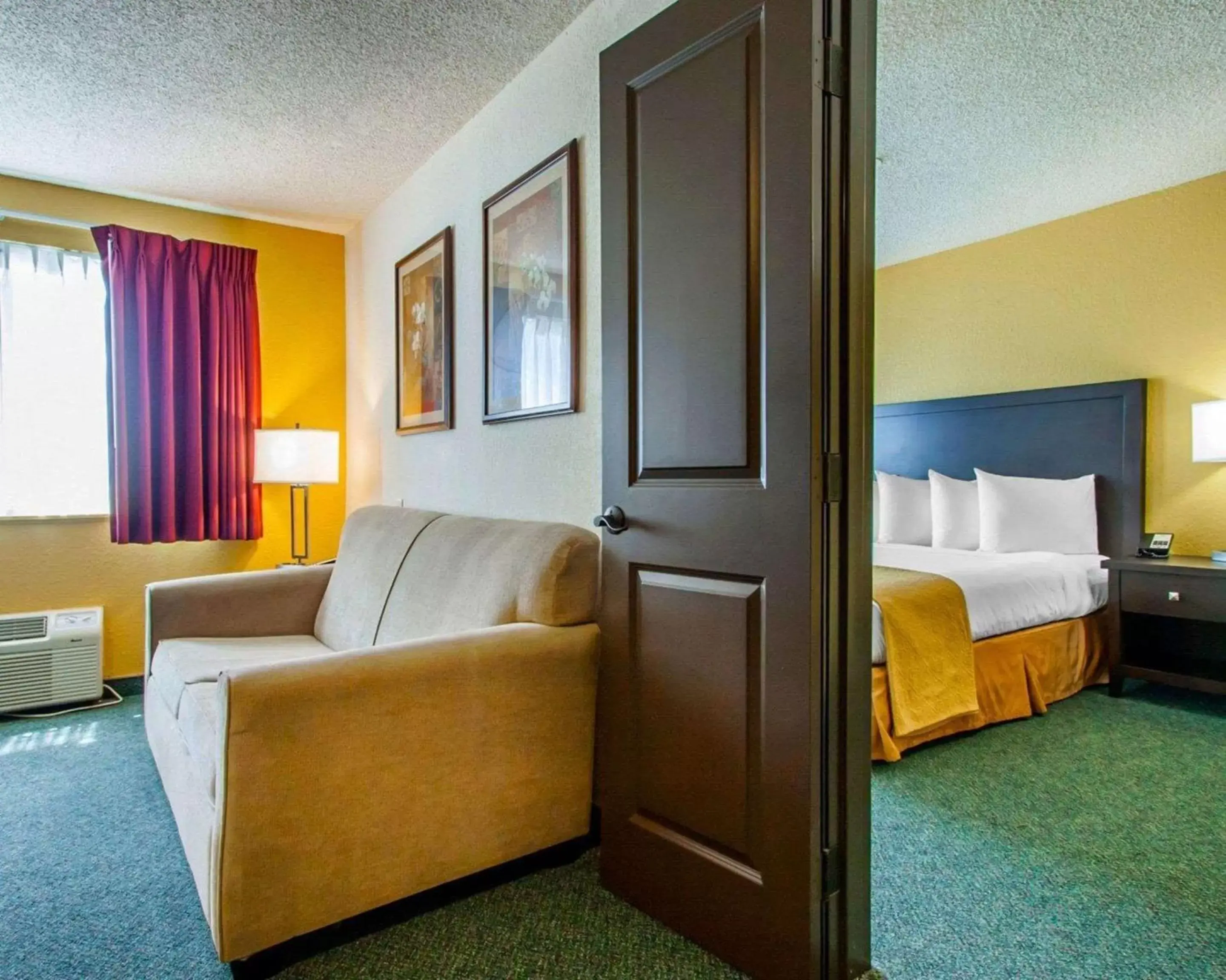 Photo of the whole room, Seating Area in Quality Inn & Suites Springfield