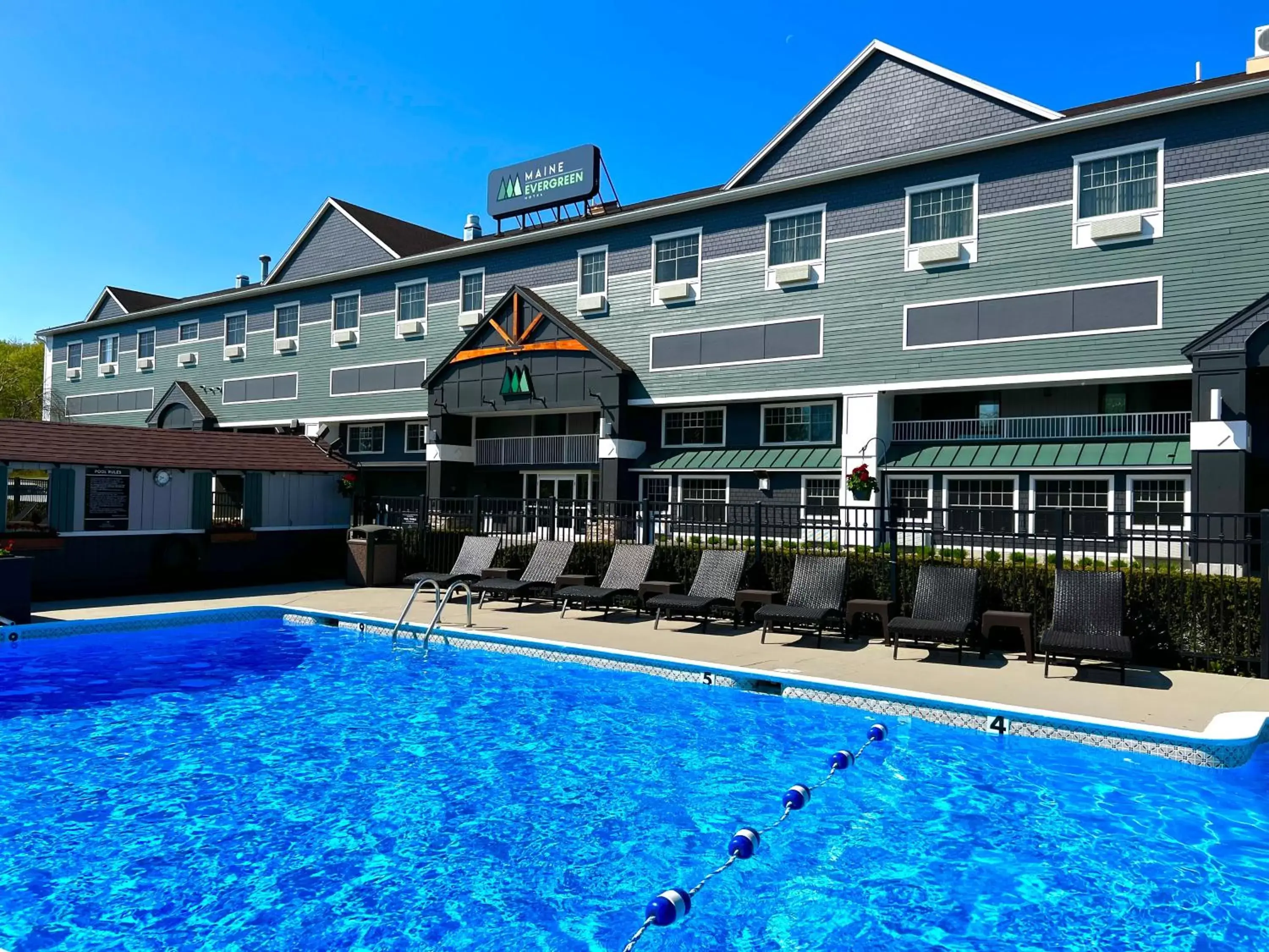 Swimming pool, Property Building in Maine Evergreen Hotel, Ascend Hotel Collection