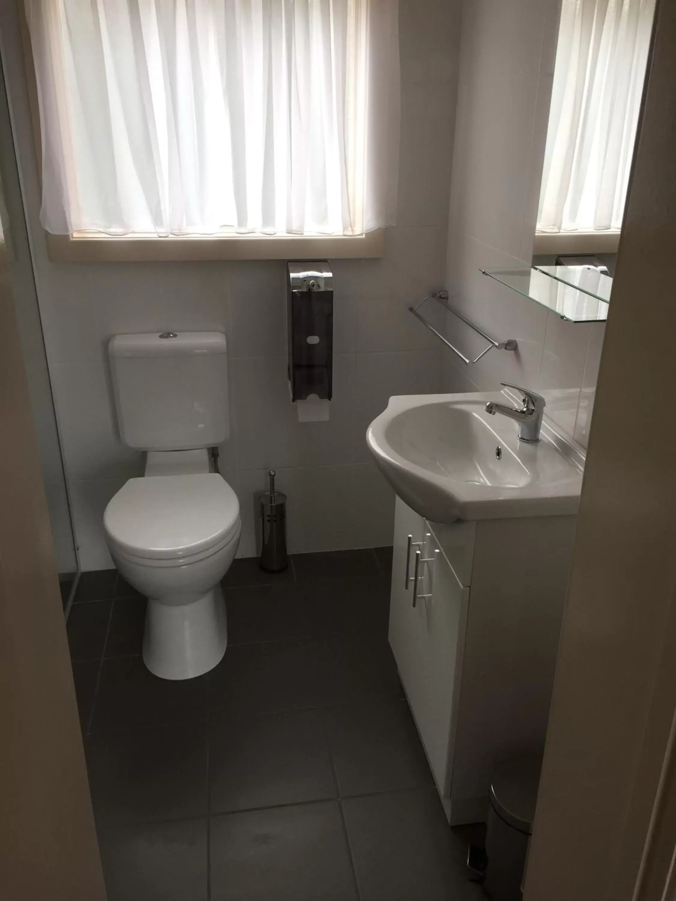 Toilet, Bathroom in Blue Lake Motel