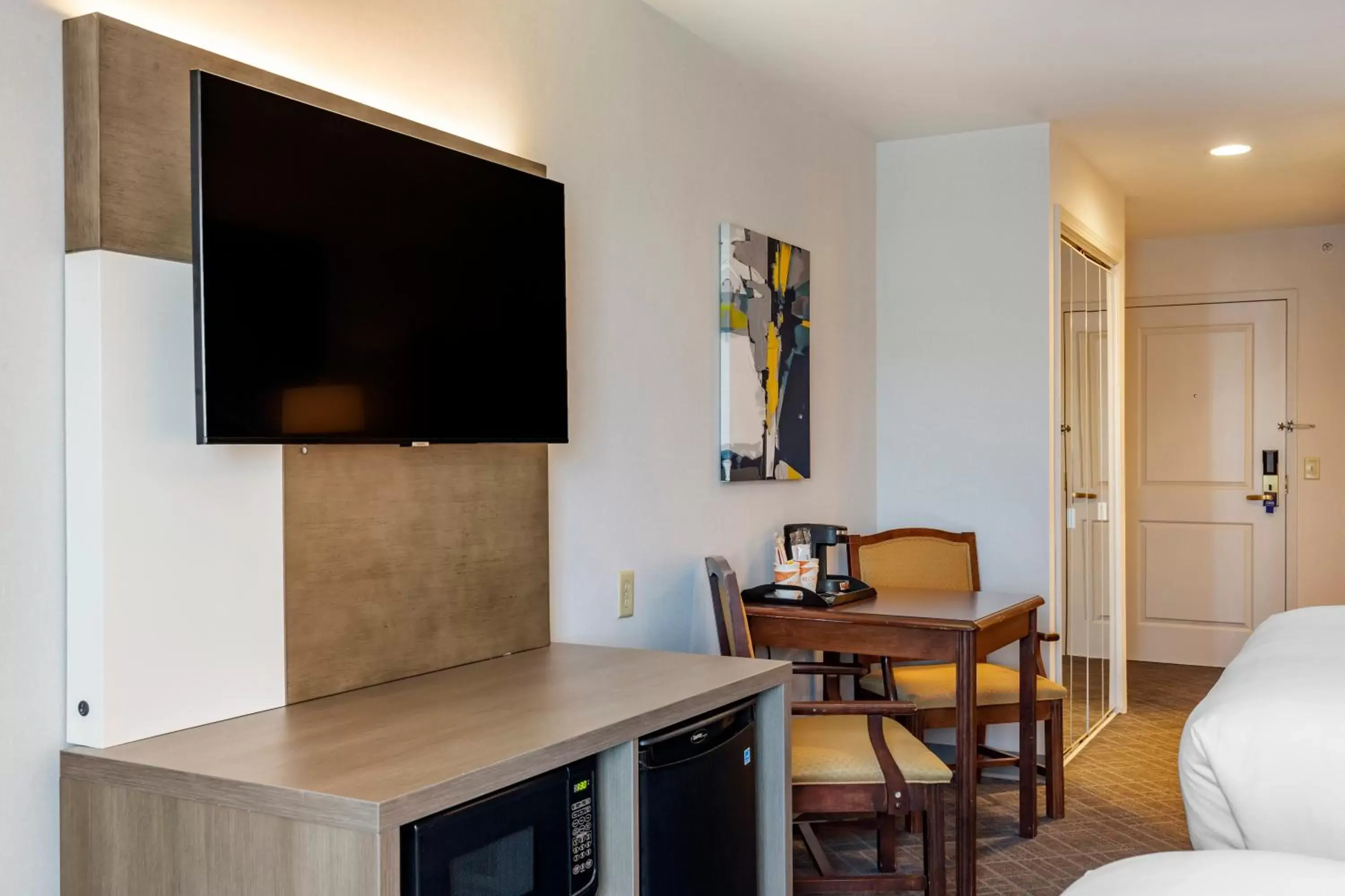 Seating area, TV/Entertainment Center in Comfort Inn & Suites East Greenbush - Albany