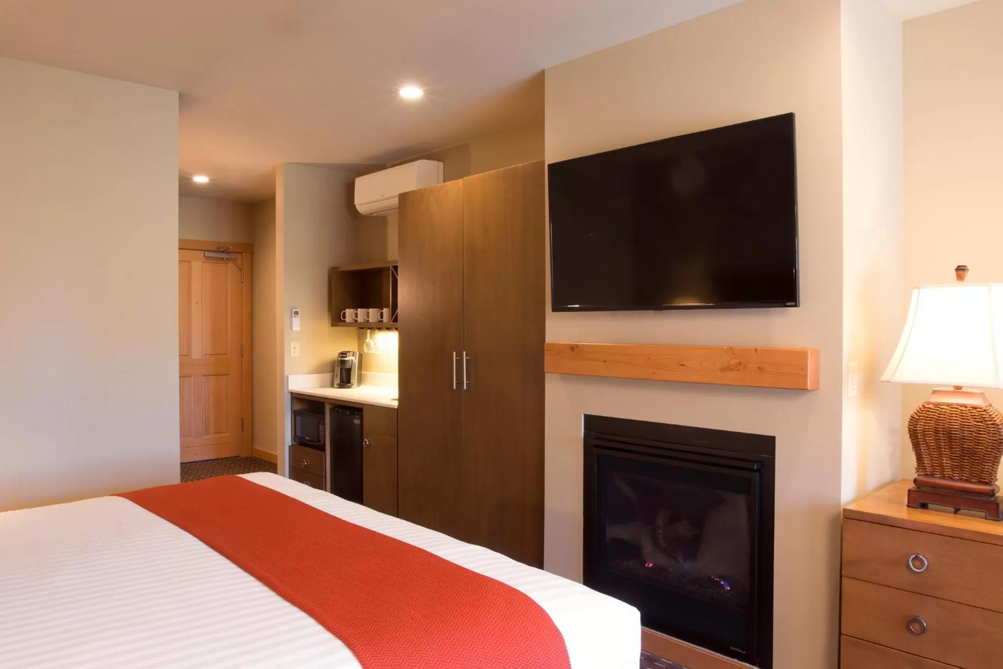 Photo of the whole room, Bed in Inn at Cannon Beach