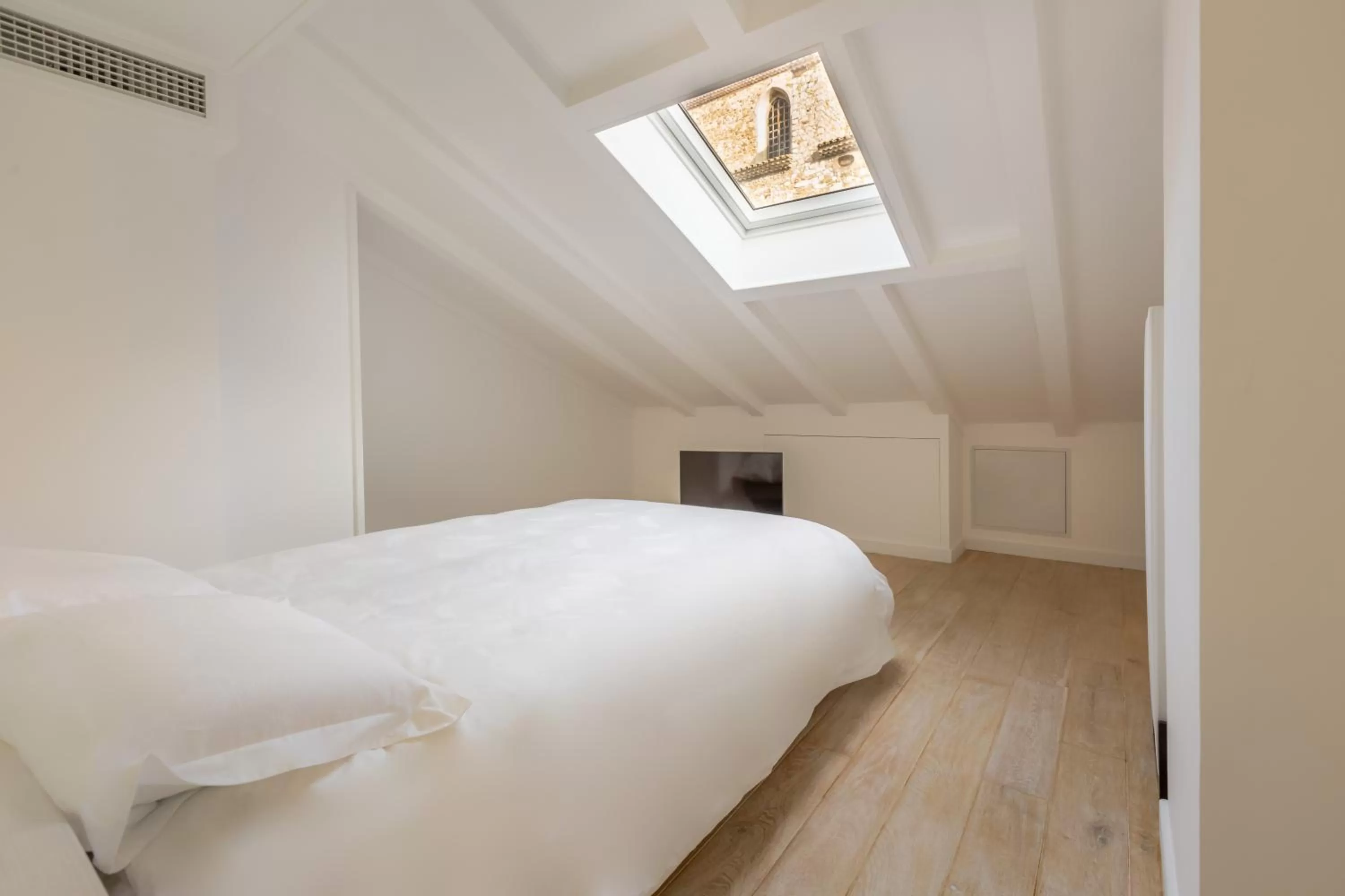 Bedroom, Bed in Traverse Des Artistes