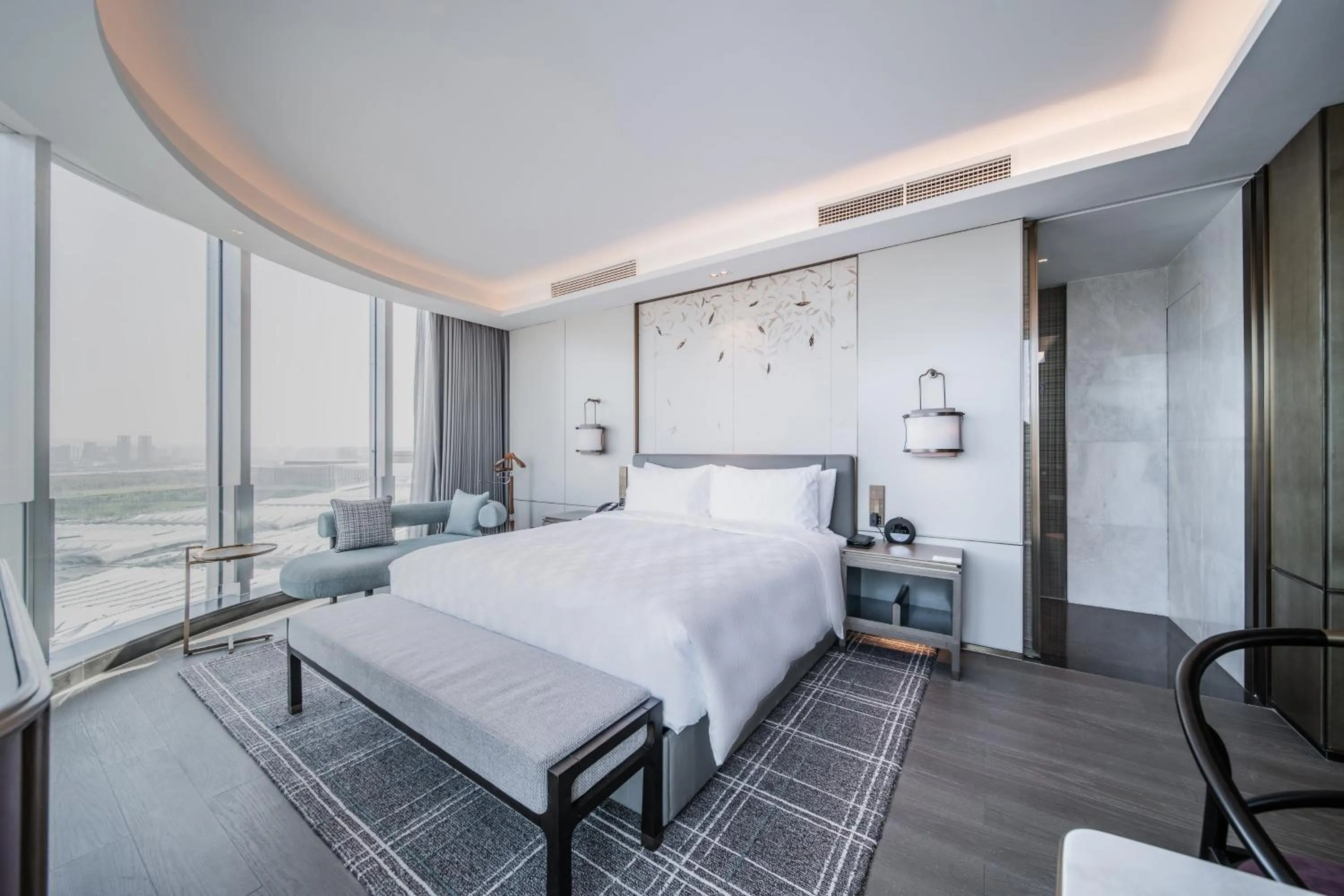 Photo of the whole room, Bed in HUALUXE Xi'an Chanba by IHG-西安浐灞华邑酒店-Near Xi'an International Convention Exhibition Center and Shopping mall and The Romantic show of Xi'an-Free Luggage Storage-English Service