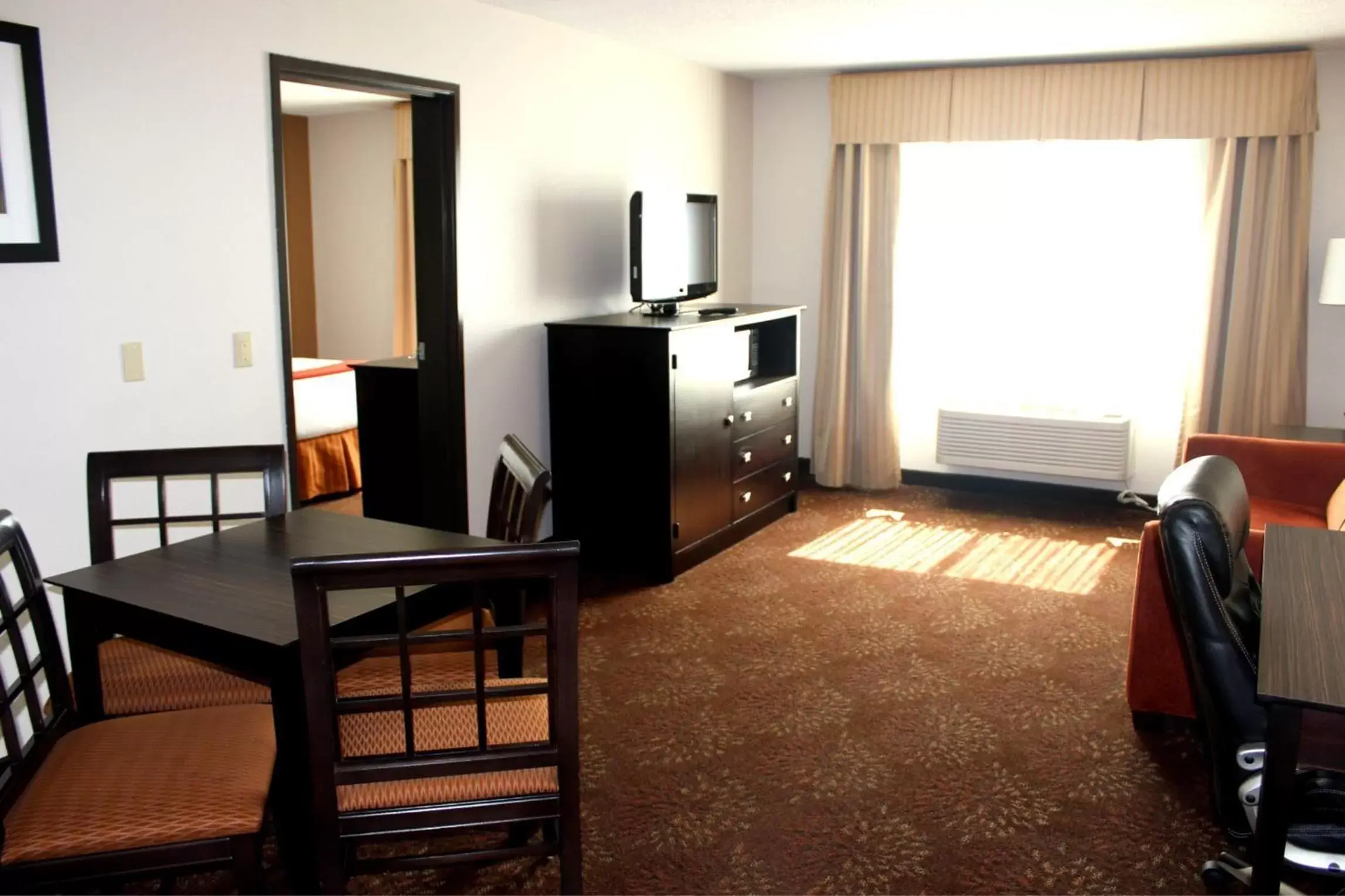 Photo of the whole room, TV/Entertainment Center in Holiday Inn Express Houghton-Keweenaw, an IHG Hotel