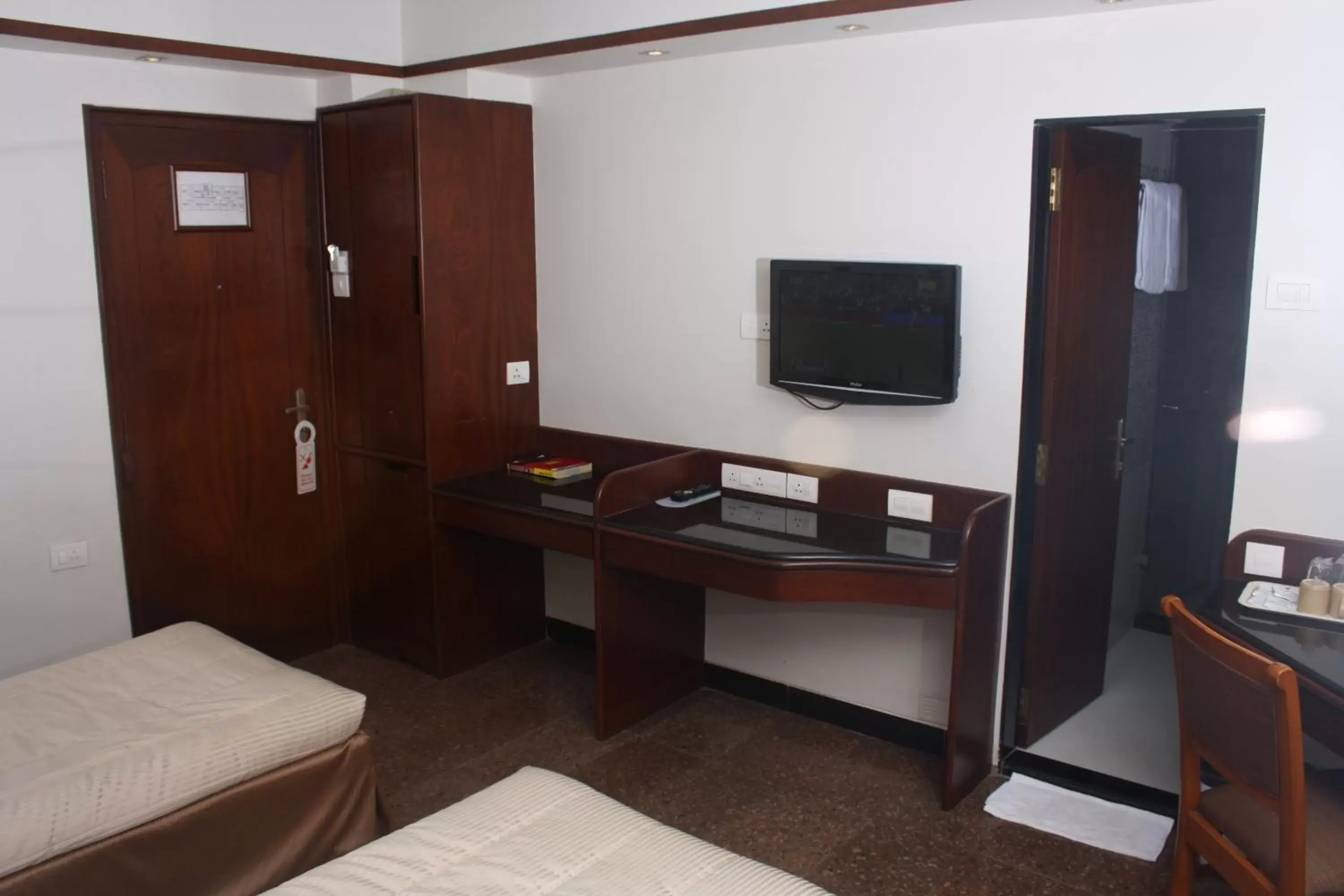 Bed, TV/Entertainment Center in Hotel Karl Residency