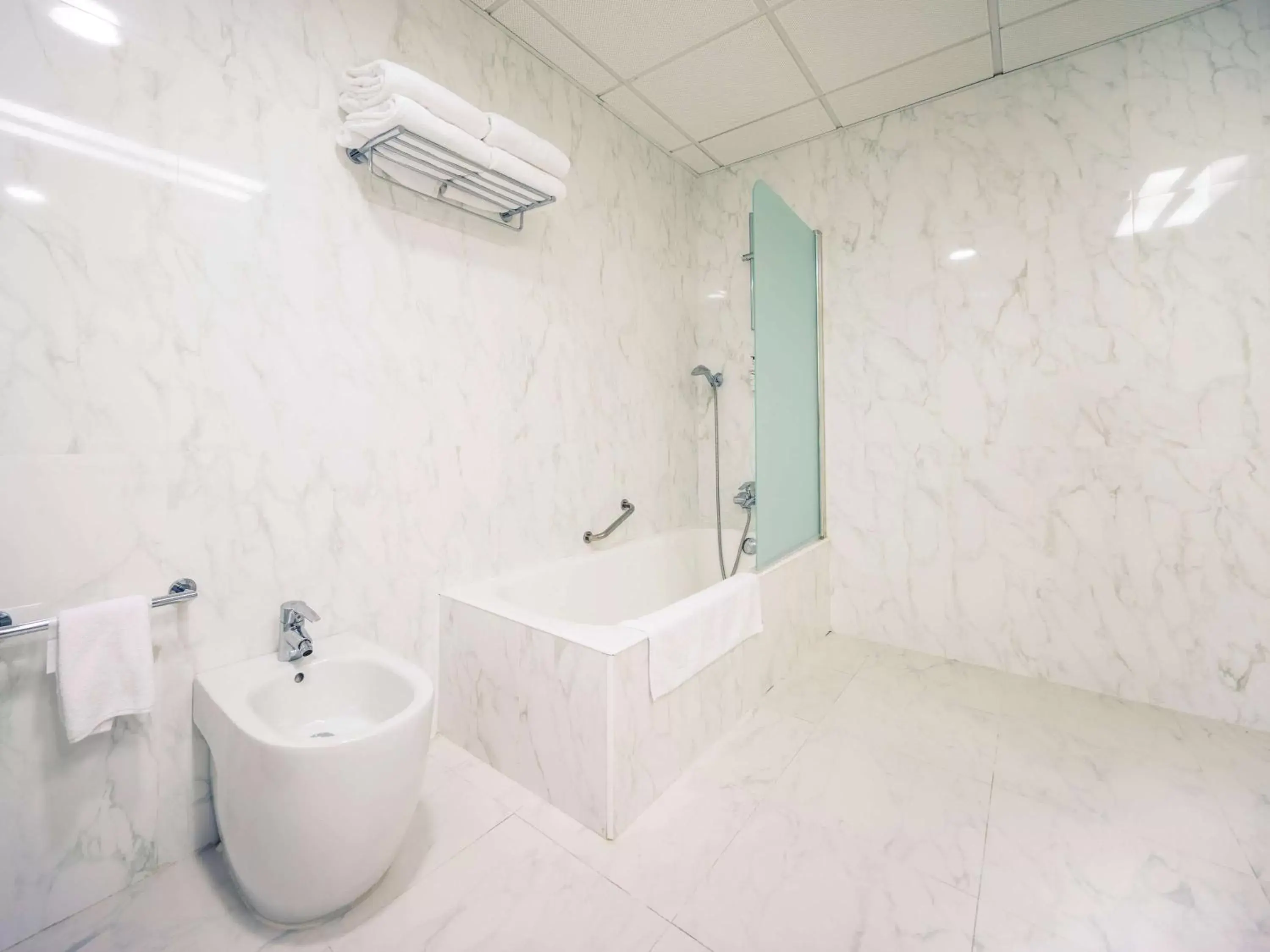 Photo of the whole room, Bathroom in Mercure Carlton Rioja