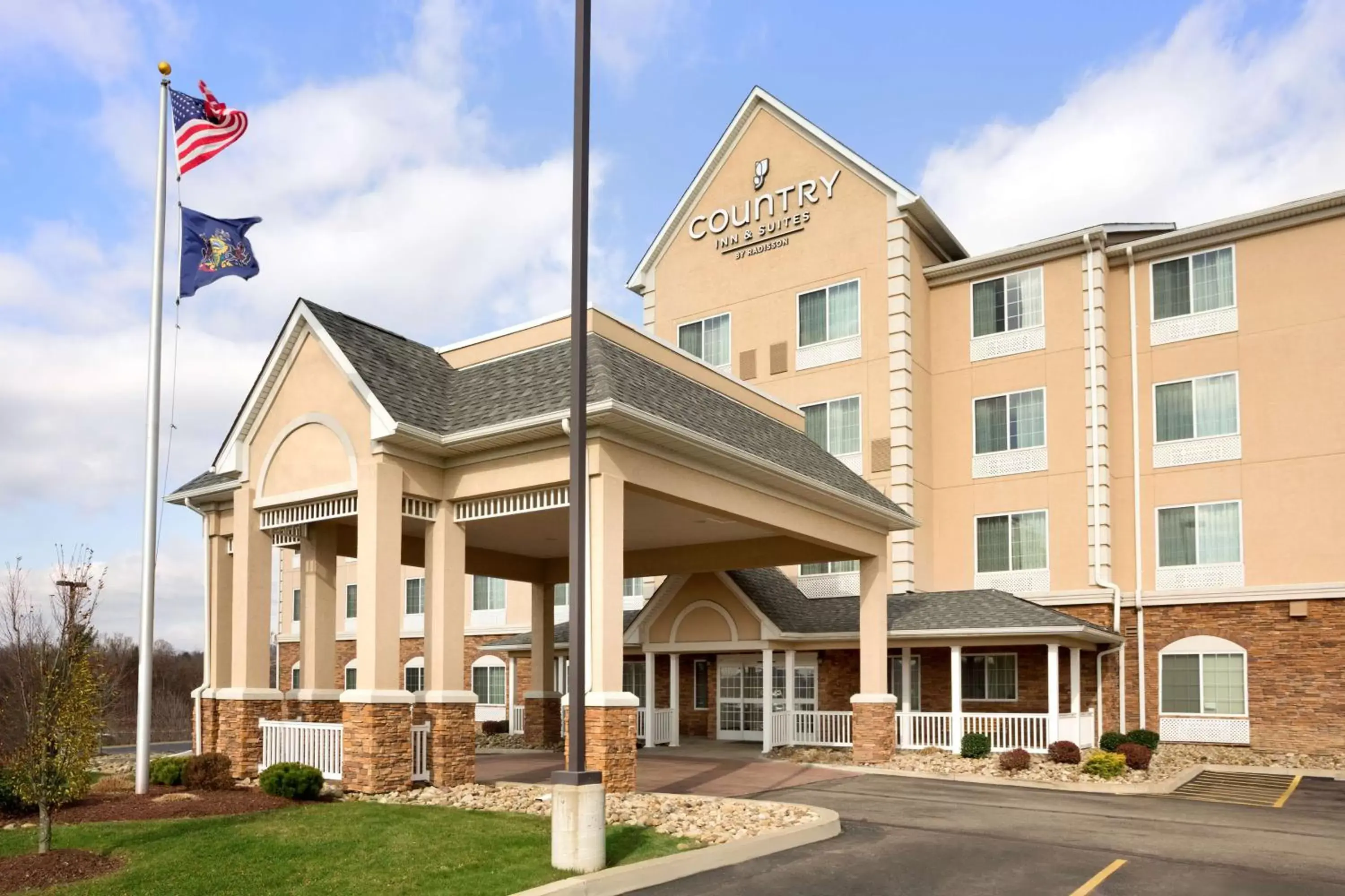 Property building in Country Inn & Suites by Radisson, Washington at Meadowlands, PA