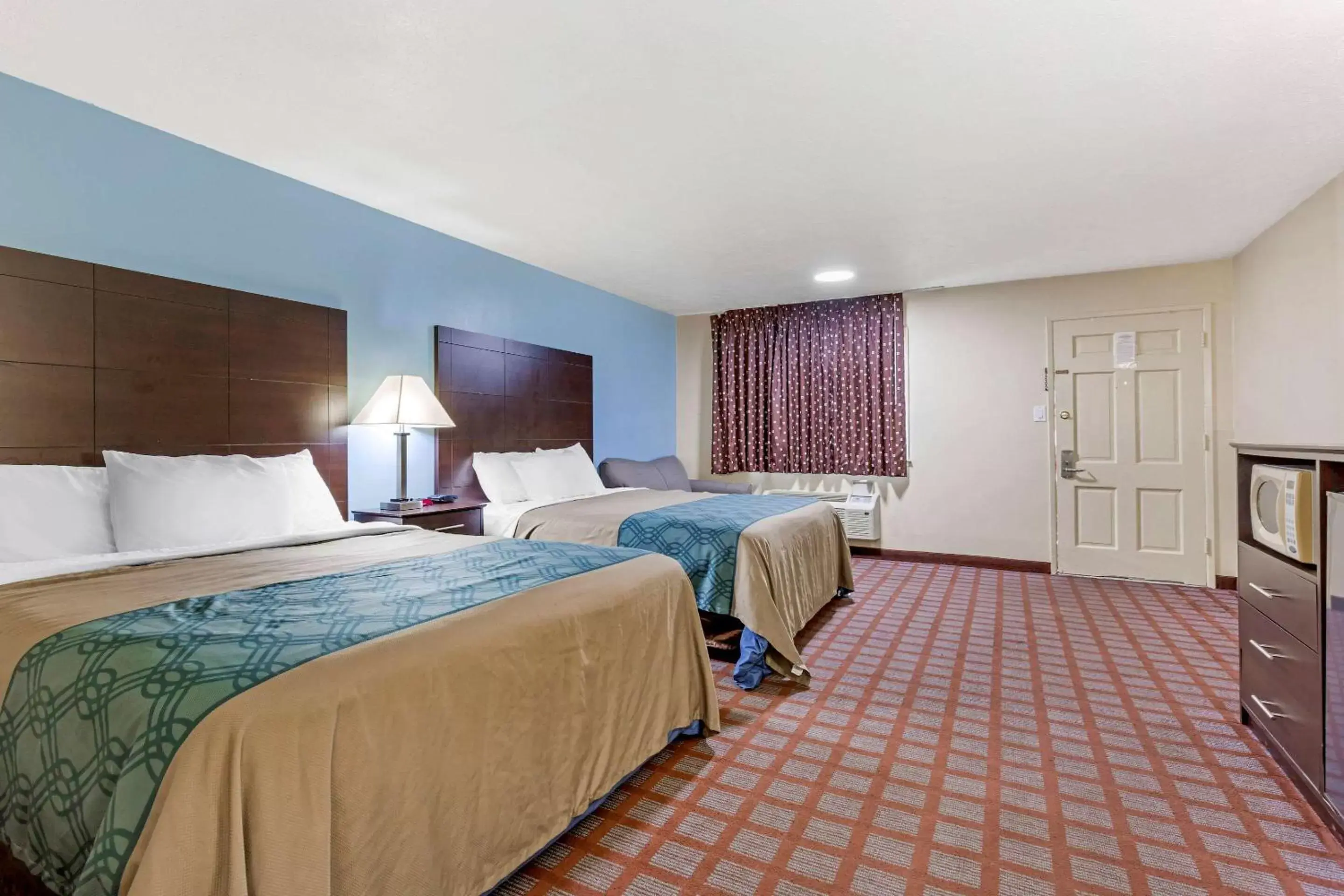 Photo of the whole room, Bed in Econo Lodge Woodstock - Shenandoah Valley I-81