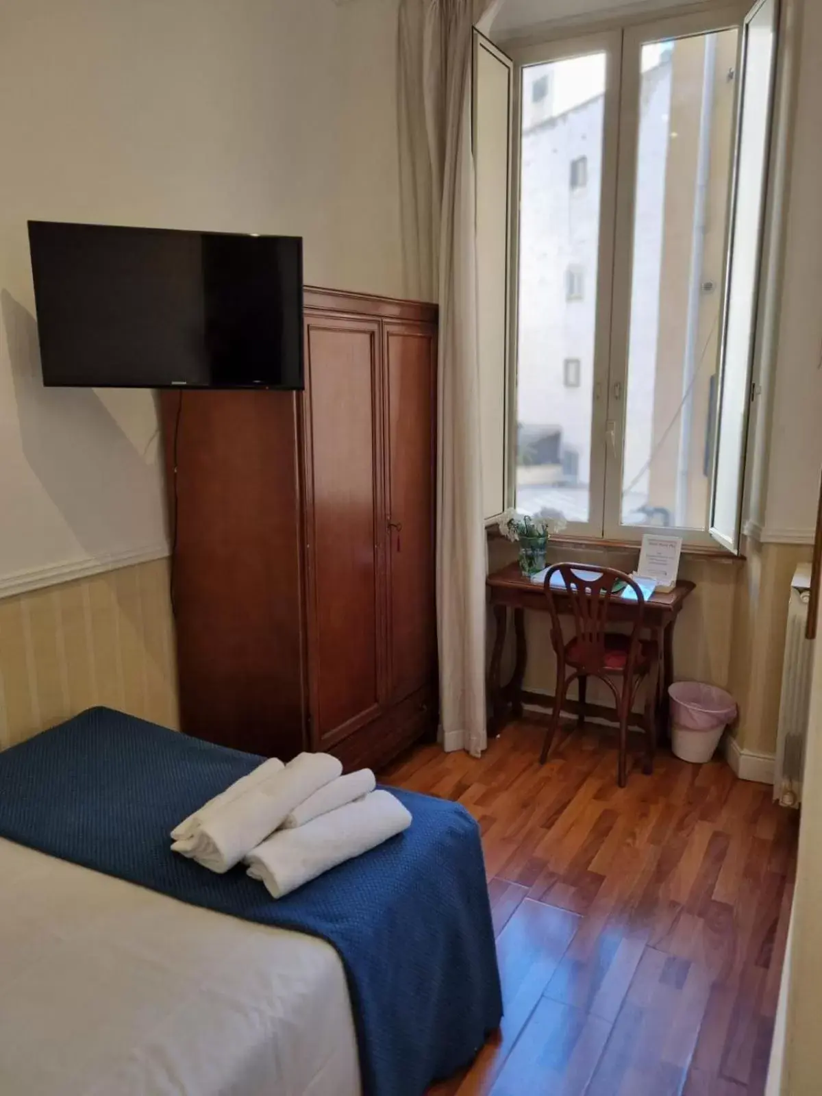 Bedroom, TV/Entertainment Center in Hotel Porta Pia